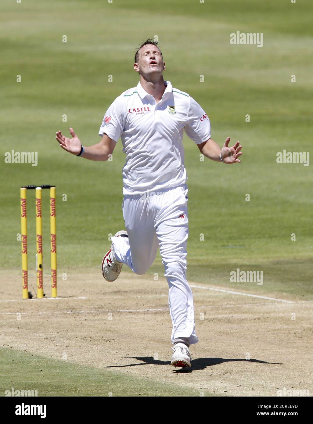 Chris Morris, d'Afrique du Sud, réagit pendant le bowling lors du deuxième match de cricket contre l'Angleterre, au Cap, en Afrique du Sud, le 2 janvier 2016. REUTERS/Mike Hutchings Banque D'Images