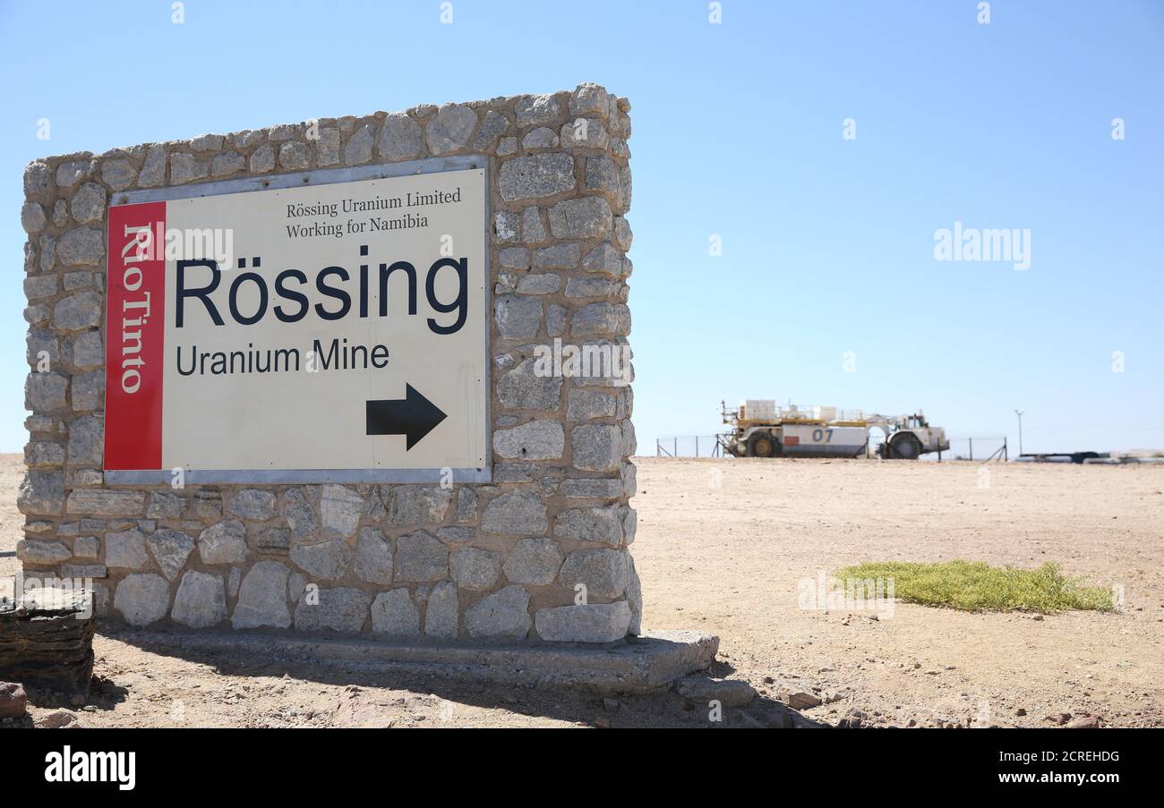 Un logo montrant une entrée à la mine d'uranium Rossing appartenant à Rio Tinto dans le désert du Namib, près d'Arendis, Namibie, le 23 février 2017. REUTERS/Siphiwe Sibeko Banque D'Images