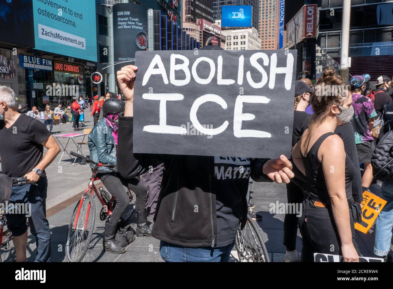 NEW YORK, NY - 19 SEPTEMBRE 2020 : la police a arrêté 86 personnes lors d'une manifestation contre l'agence d'immigration et d'application des douanes (ICE) de Times Square. Banque D'Images