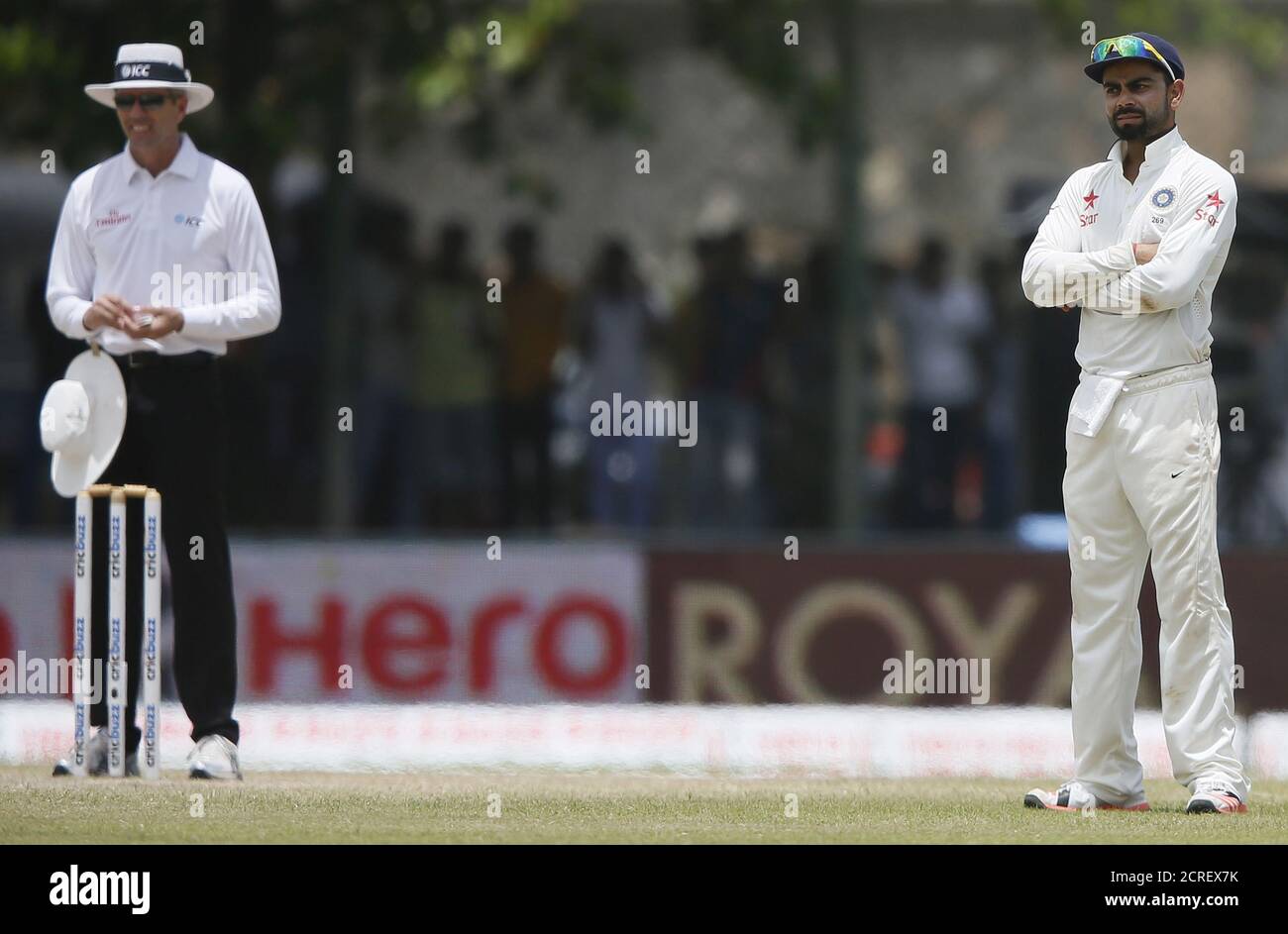 Le capitaine de l'Inde Vilat Kohli (R) réagit à côté de l'arbitre Nigel Llong (L) après que la troisième décision de l'arbitre a indiqué que Dinesh Chandimal (non représenté) du Sri Lanka n'était pas sorti le troisième jour de leur premier match de cricket d'essai à Galle le le 14 août 2015. REUTERS/Dinuka Liyanawatte Banque D'Images