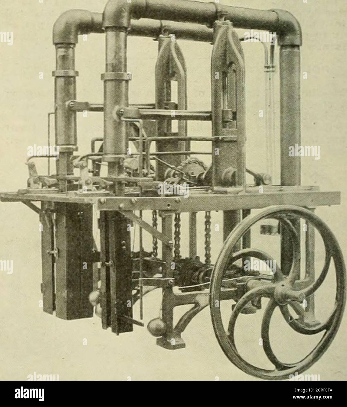 . Revue de chemin de fer électrique . elle avec la pièce jointe pour empêcher deux billets de passer et d'être comptés comme un, devrait assurer un décompte exact. Il n'est pas nécessaire d'arrêter la machine afin d'insérer des billets ou des transferts pour le comptage, car la boîte d'alimentation peut être ouverte et comme manytickets définis comme il est souhaité de compter à la fois. La boîte de repas peut être faite de n'importe quelle longueur et jusqu'à 3,000 billets peuvent être mis en même temps. Lorsqu'une fourniture de billets a été placée dans la machine, aucune autre attention n'est requise, car ces billets seront comptés un par un et dès que le sup Banque D'Images