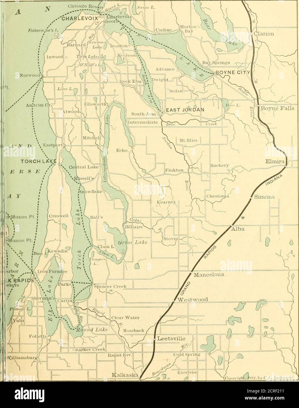 . Mackinac, l'île merveilleuse, Petoskey, traverse City et d'autres stations d'été du nord du Michigan. 146 I PooU-^Brus., ELT.jr ,r Chicaa-0 RcsoV/ ,^^i3^( / s„<. I t^^lliainsbuigj^ j i(1 -Grand Rapids &. Chemin de fer de l'Indiana. 22 UNE TERRE DE MAISONS D'ÉTÉ. Près de la tête du lac se trouve Fountain point, ou Provemont, un village fondé par les gens de Cincinnati il y a environ trois ans. Un des attiressis un puits fluide, qui a été coulé par un noble français excentrique il y a un quart de siècle, qui était en quête de pétrole. Le Fountain PointHotel est une structure baneuse et est à juste titre bien condescendant. Deux Banque D'Images