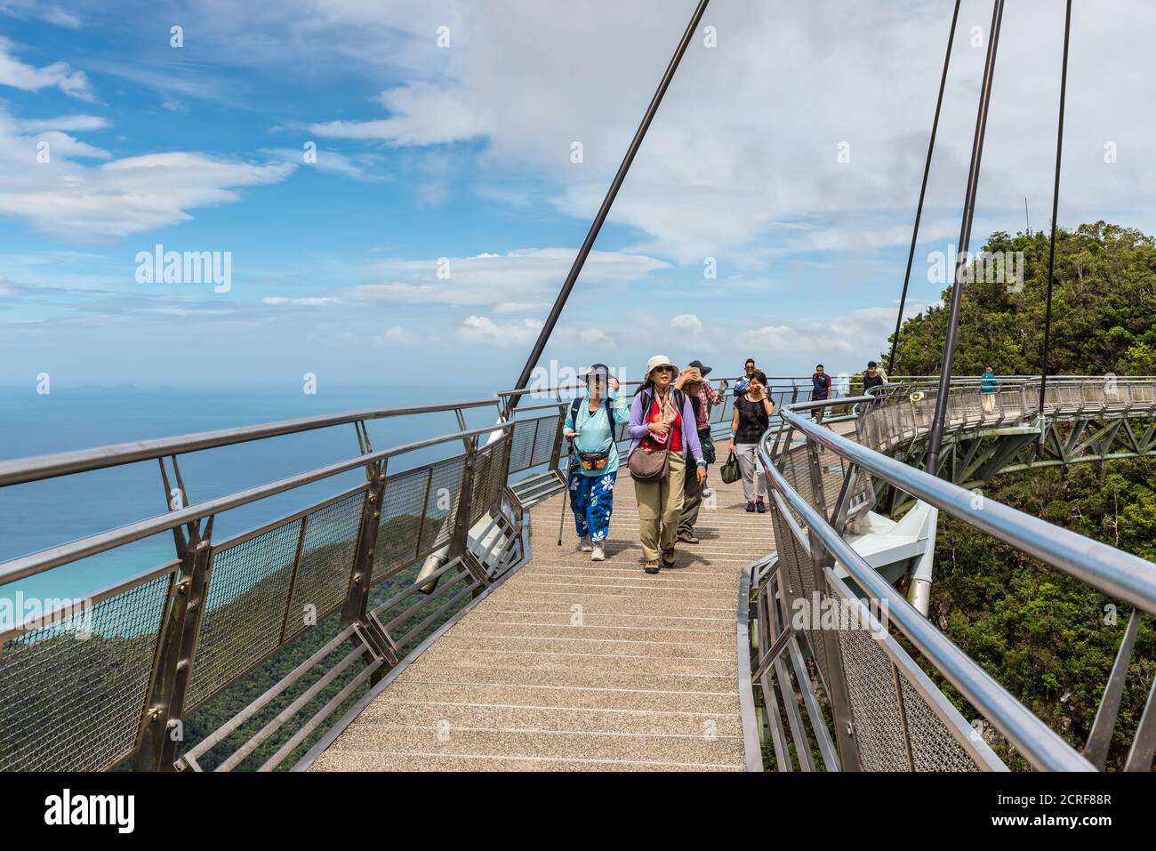 Langkawi, Malaisie - 30 novembre 2019 : touristes sur Sky Bridge à Langkawi Island, Kedah, Malaysiay. Vacances d'aventure. Attraction touristique de la Malaisie Banque D'Images