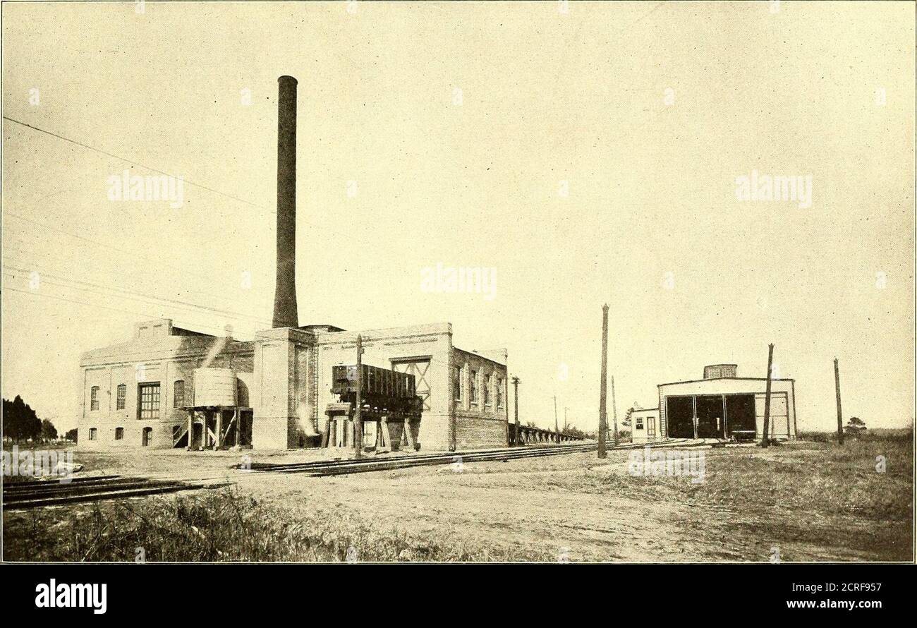 . The Street Railway journal . de nombreuses villes de la côte-^aod iflls^nd à Xirginia, en Caroline du Nord et du Sud et au Maryland. La situation de Norfolk est telle qu'il est pratiquement sur-arrondi par waier, il n'y a qu'une voie de chemin de fer avec une connexion di-rect dans la ville propre. New York, Philadelphia & Norfolk Railroad, Southern Railway, Chesapeake & Ohio Railway, Seaboard Air Line Railway, Norfolk & Southern Railroad, Norfolk & Carolina Rail-. CENTRALE ÉLECTRIQUE ET MAISON DE VOITURE À TANNERS CREEK a Battleshij) a remarqué, en passant entre ces capes, ici se trouve la porte du monde. C'était du manyye Banque D'Images