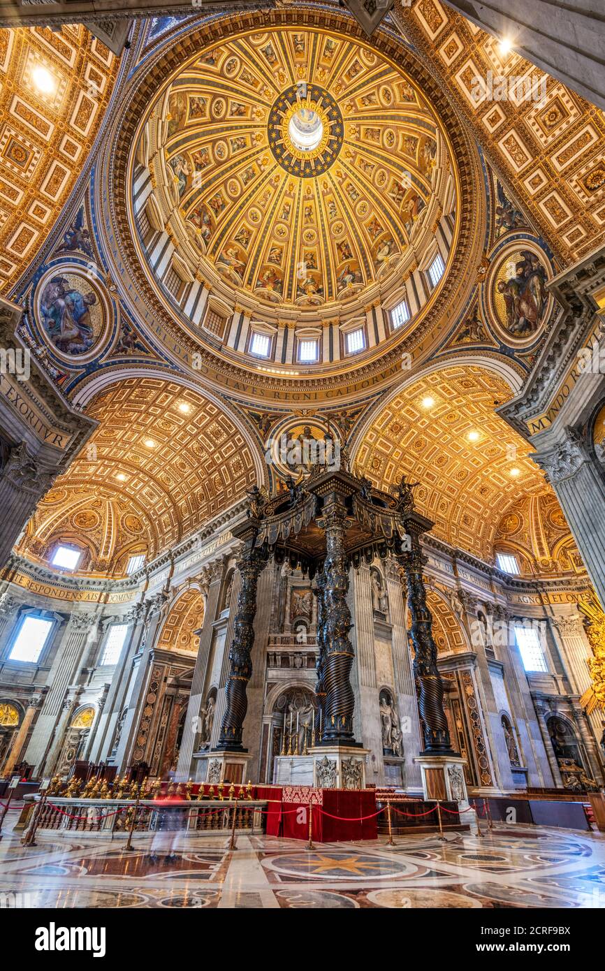 Vue intérieure à angle bas du dôme principal, de la basilique Saint-Pierre, de la Cité du Vatican Banque D'Images