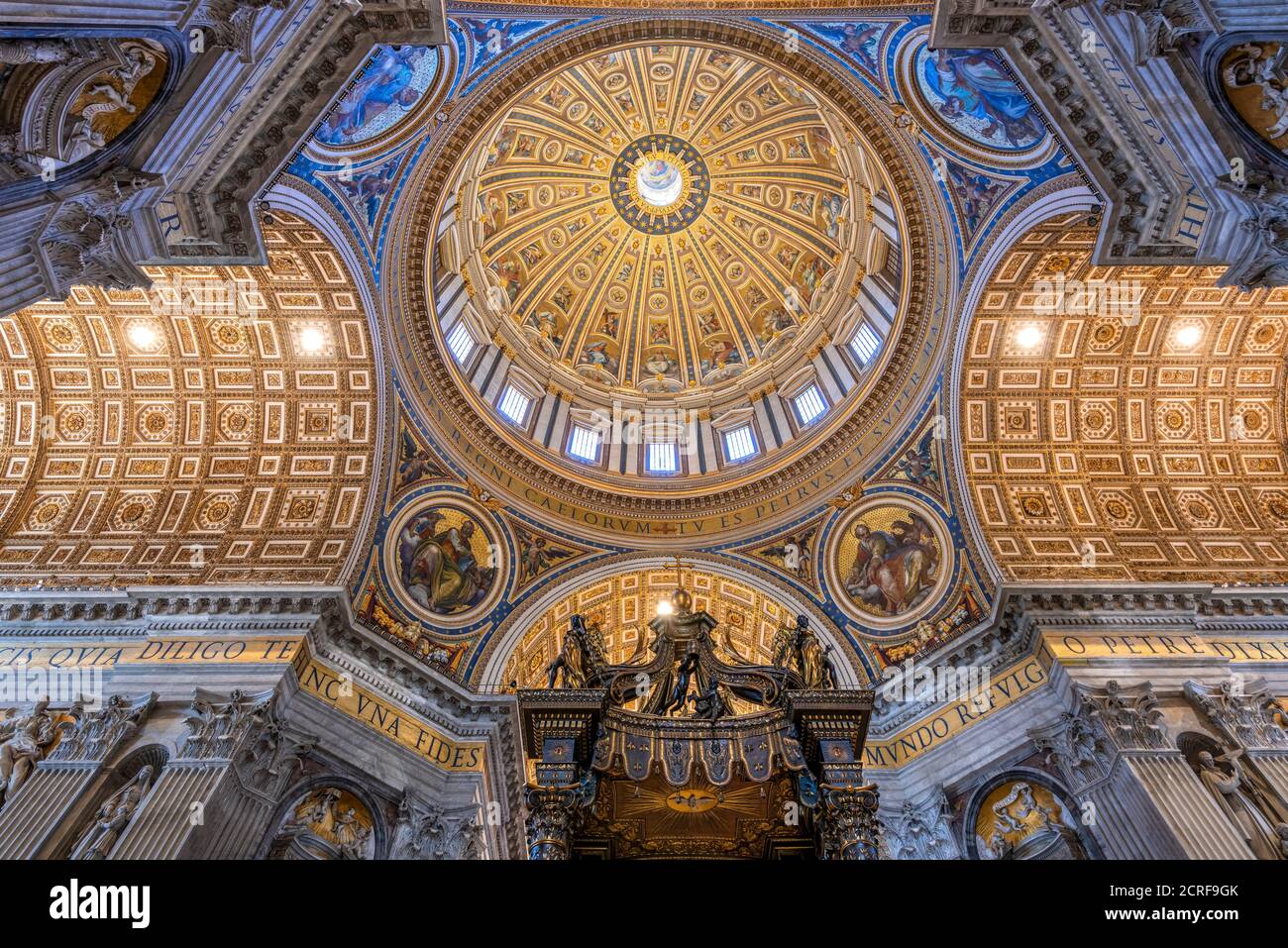 Vue intérieure à angle bas sur le baldacchino et le dôme principal, la basilique Saint-Pierre, la Cité du Vatican Banque D'Images