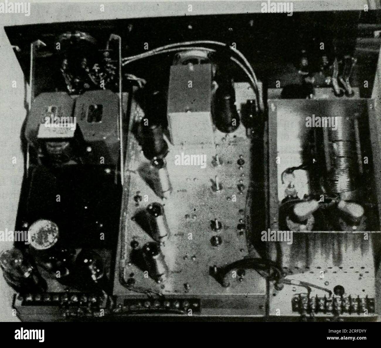 . QST . al, utilisant une entrée de courant et un transformateur évalué à 600 ou 750 V. S.C., 200 à 300 ma. Réglage après avoir vérifié que l'oscillateur à quartz fonctionne correctement, le VFOdevrait être vérifié et sa plage de réglage ajustépour couvrir la plage de fréquences souhaitée. SettingCi à la capacité minimale, C2 doit être ajusté jusqu'à ce que l'oscillateur soit entendu à 4000 kc, ou quelques kc. Plus haut. Ensuite, avec le commutateur à bande en position de 80 mètres et le courant de la grille de mesure milliampère vers les 807 s, le CG doit se trouver à l'échelle moyenne (ci toujours à la capacité minimale) et le piston libre en Lo doit être réglé au maximum Banque D'Images