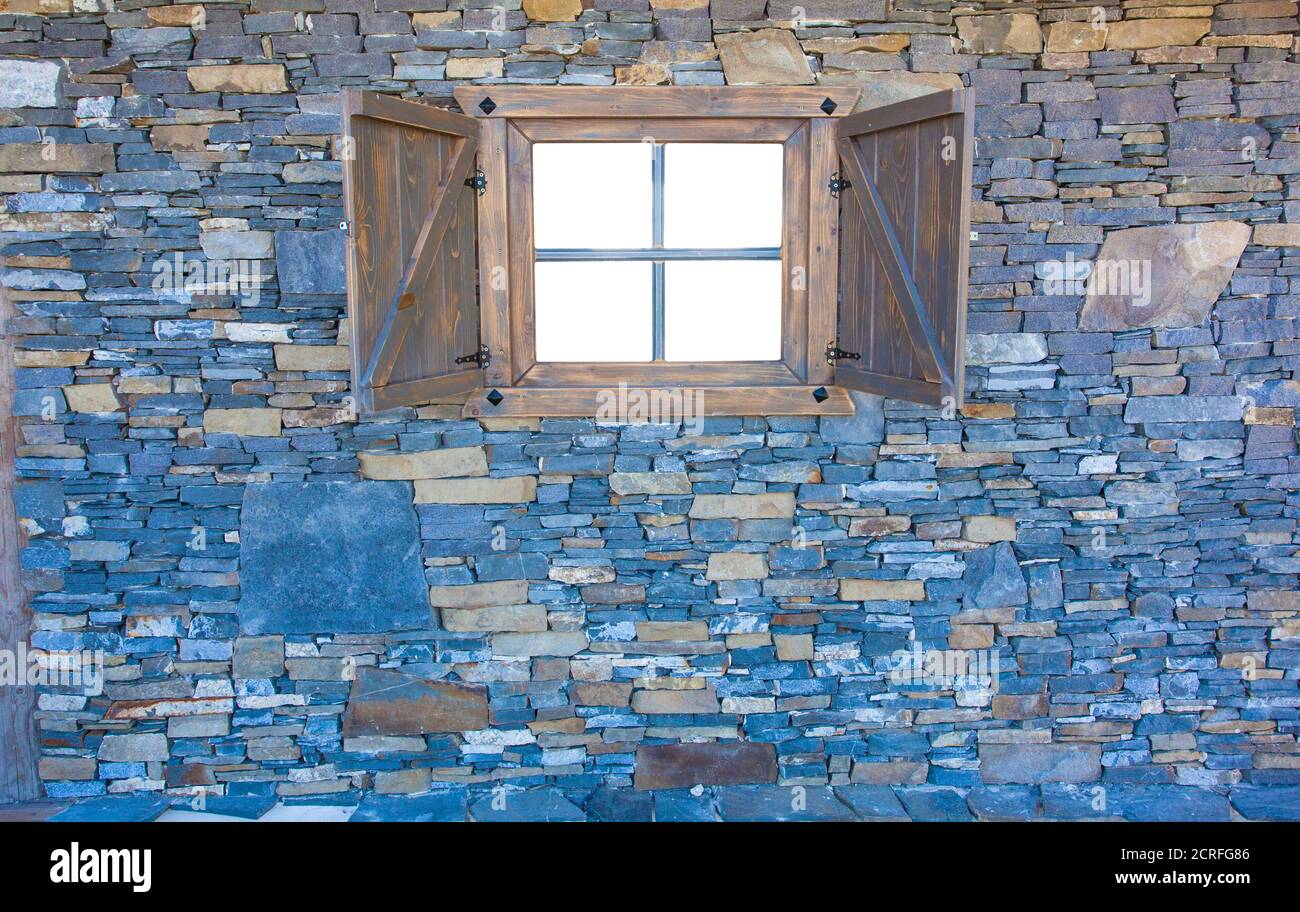 fenêtre en bois sur fond de mur en pierre. Banque D'Images