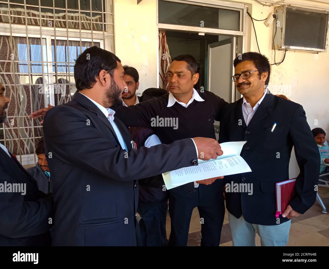 DISTRICT KATNI, INDE - 27 JANVIER 2020 : groupe des membres de l'association des avocats indiens discutant de l'affaire avec un collègue dans les locaux de la haute cour. Banque D'Images