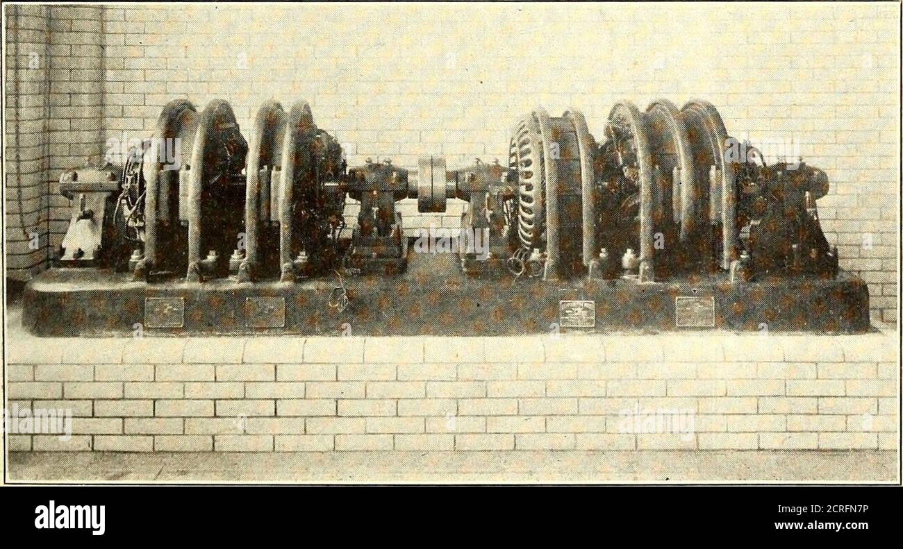 . Journal de chemin de fer électrique . Figure 4—tunnel Detroit—ensemble exciteur pour Booster extrême droite du dessin présenté à la page précédente. Pour éviter l'utilisation de poteaux dans les chantiers, tous les câbles sont transportés dans des conduits souterrains. Des conduits en argile vitrifiée sont employés dans le tunnel et dans les chantiers, et des ironconduits sont utilisés pour le câblage secondaire pour l'éclairage du tunnel. Ce conduit d'éclairage est construit dans la ligne de béton du tunnel et s'étend directement dans les boîtes de jonction des lampes à incandescence. Figure 5—tunnel Detroit—Construction de la voie dans le tunnel avec trous pour Banque D'Images