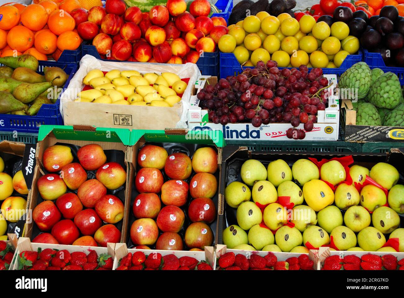 Fruits frais colorés à vendre à l'extérieur d'une boutique du village, Frigiliana, Espagne. Banque D'Images