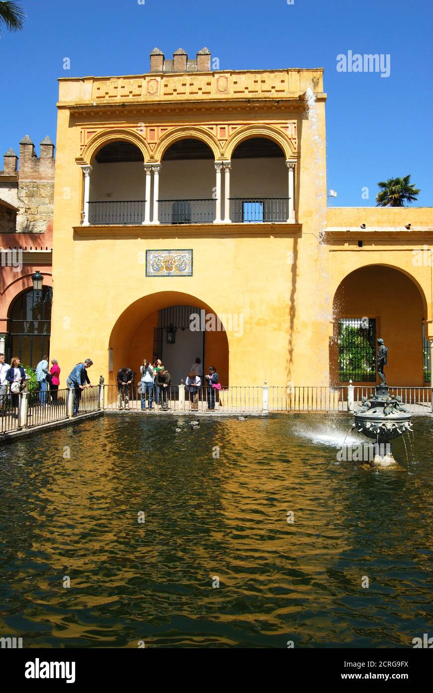 Fontaine de la nouveauté et de la piscine dans le Château des Rois jardin, Séville, Province de Séville, Andalousie, Espagne, Europe. Banque D'Images