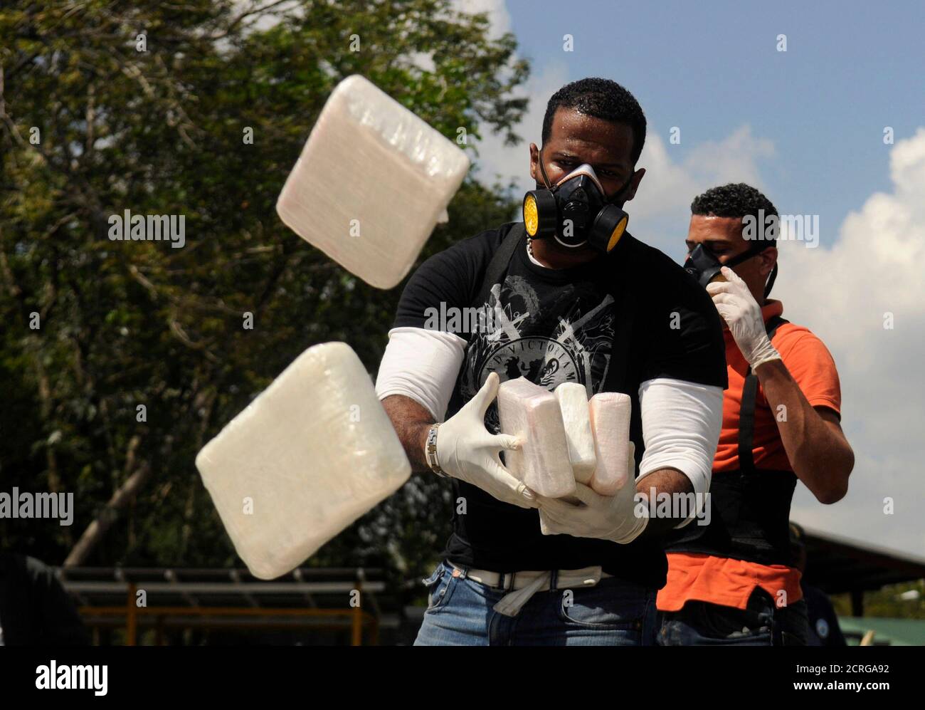 Des fonctionnaires du bureau du procureur général de la République  dominicaine préparent des paquets de cocaïne pour incinération à  Saint-Domingue le 4 avril 2013. Selon le procureur général, des paquets de  cocaïne