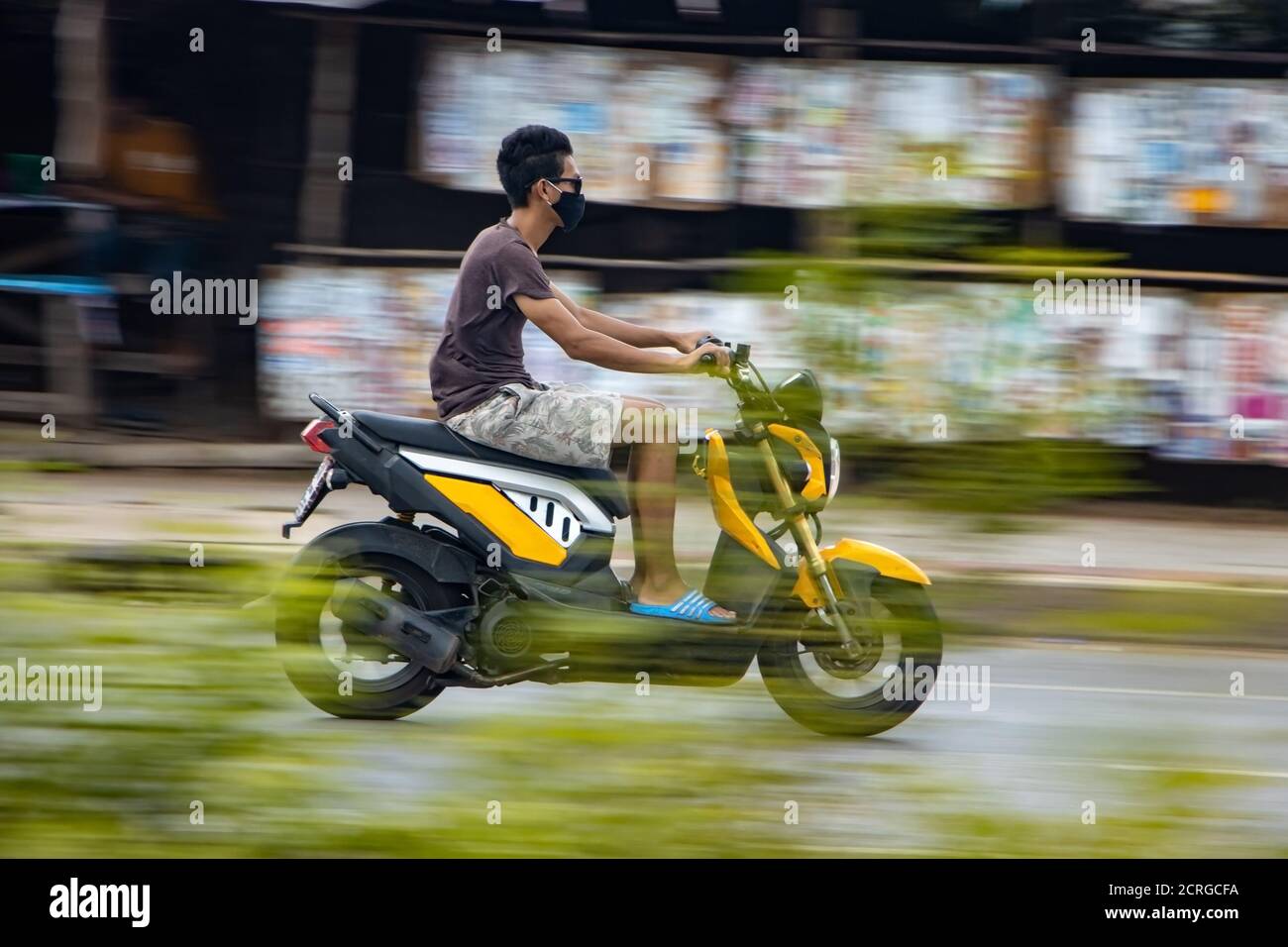 THAÏLANDE, JUL 18 2020, UN homme à bord d'une moto sur une rue de la ville avec un environnement flou. Banque D'Images