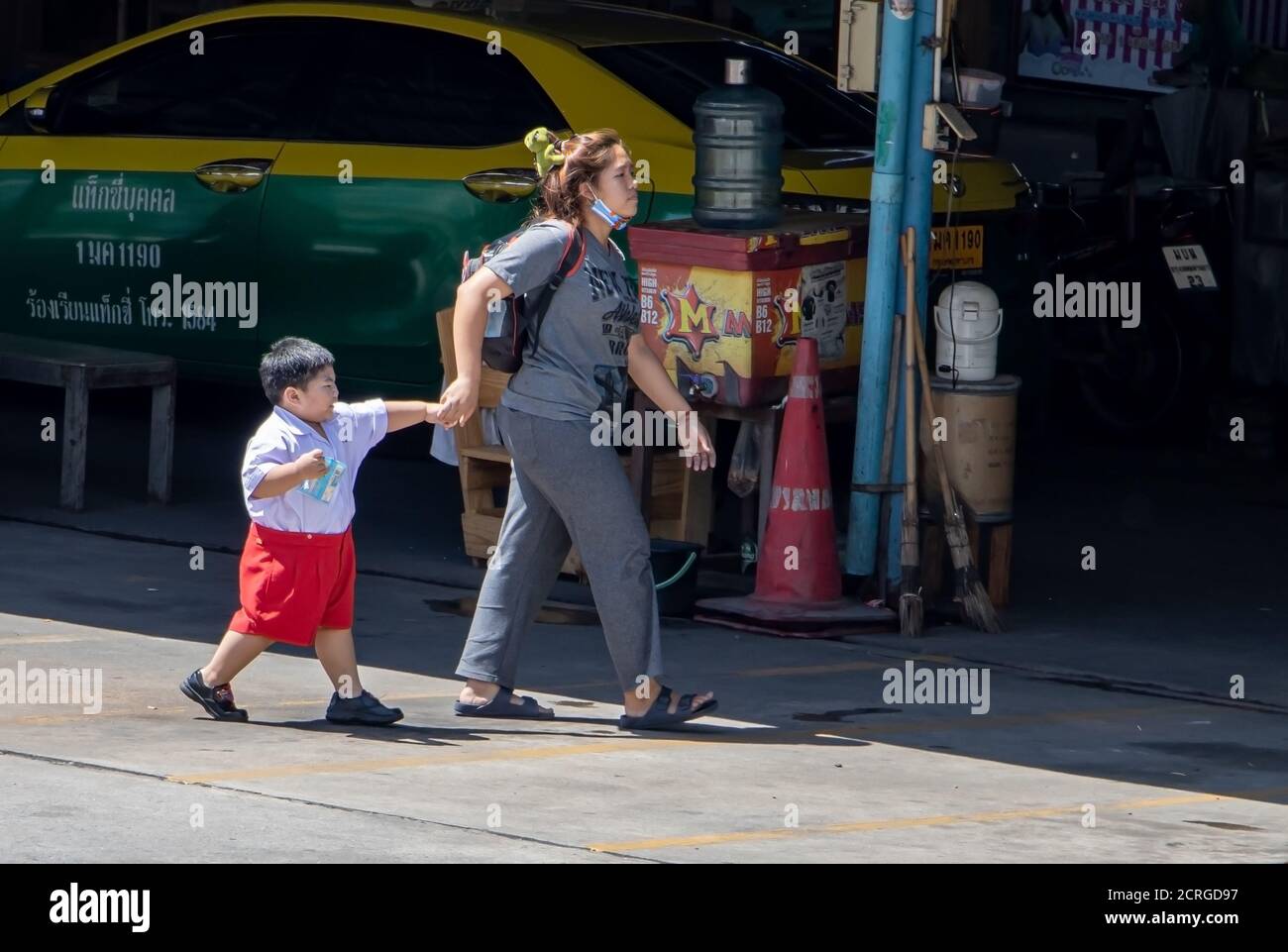 SAMUT PRAKAN, THAÏLANDE, JUL 23 2020, UNE femme conduit un petit garçon. Une mère marche avec son fils dans la ville. Banque D'Images