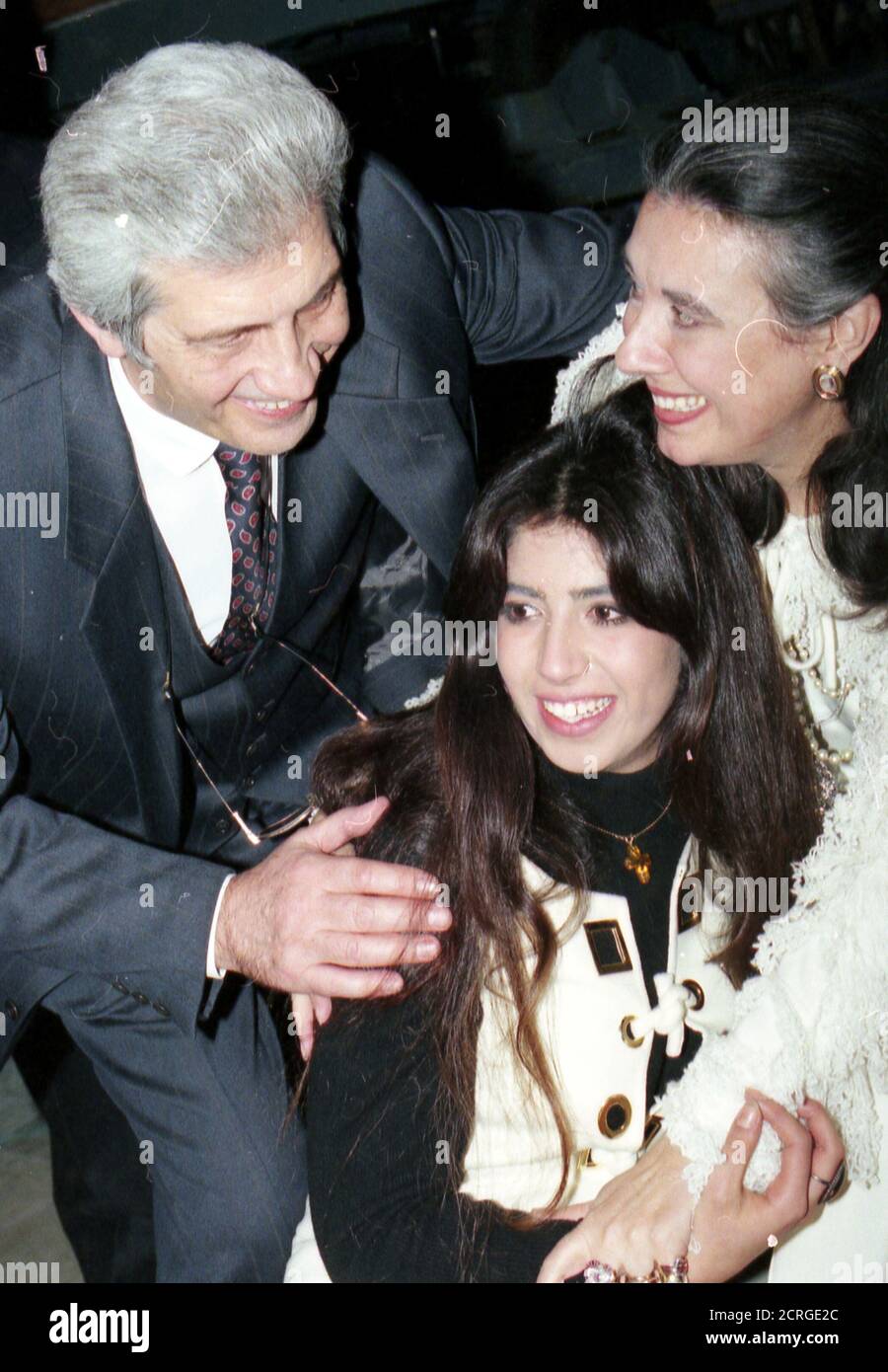 La designer italienne Laura Biagiotti (R), sa fille Lavinia et son mari  Gianni Cigna posent après le défilé de mode de Biagiotti à Moscou, en  Russie, le 5 février 1995. REUTERS/Kirill Iordansky