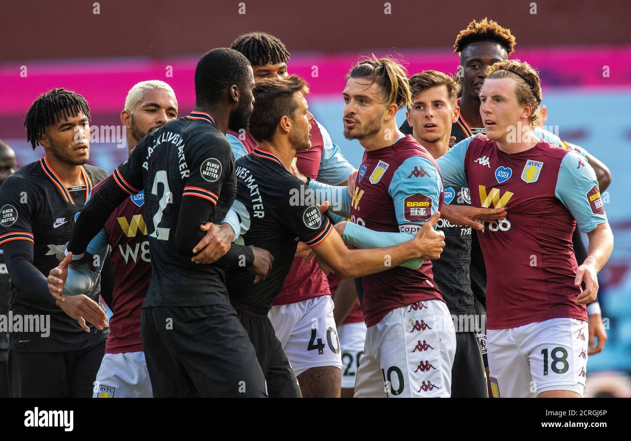 Jack Grealish entre en conflit avec Antonio Rudiger lors du match de la première ligue Aston Villa / Chelsea à Villa Park, Birmingham. CRÉDIT PHOTO : © MARK PA Banque D'Images