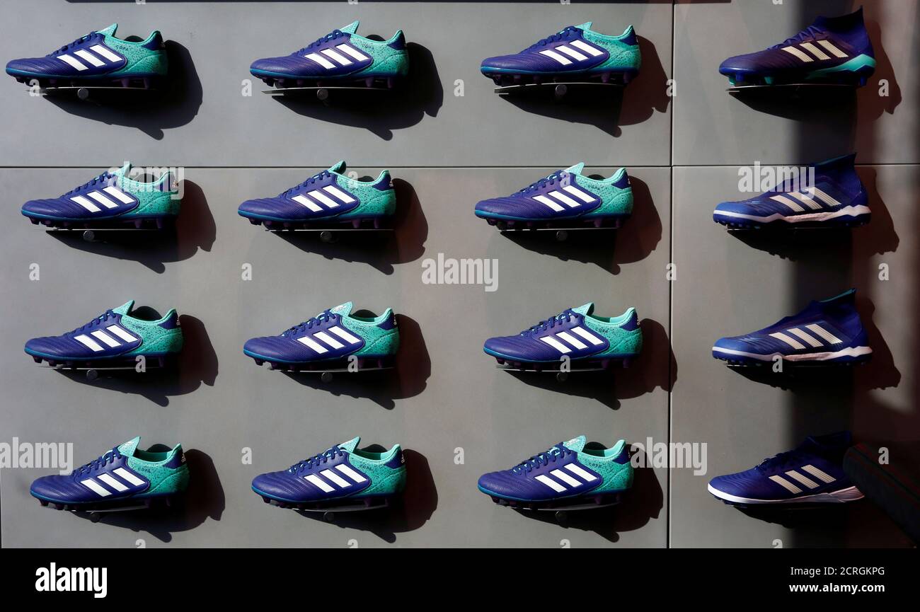 Chaussures de football adidas Banque de photographies et d'images à haute  résolution - Alamy
