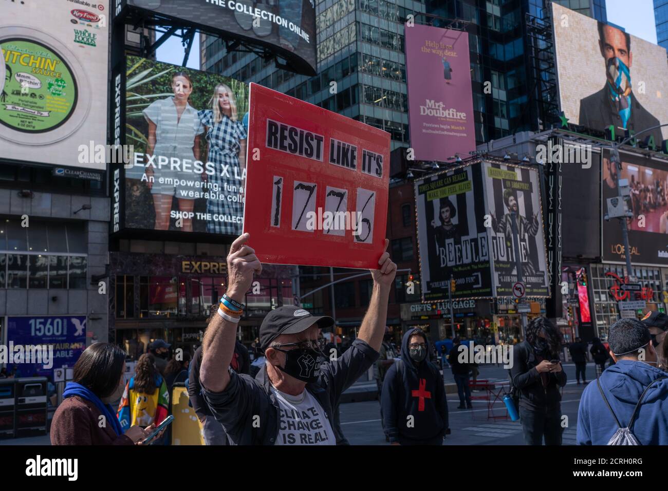 New York, États-Unis. 19 septembre 2020. Un manifestant tient un écriteau lors d'une manifestation sur L'abolition DE LA GLACE (Immigration et application des douanes) à l'emblématique Times Square à New York.les policiers de NYPD arrêtent au moins 50 manifestants anti-GLACE à l'emblématique Times Square. Les manifestants ont exprimé leur opposition à LA GLACE pendant la manifestation. Crédit : SOPA Images Limited/Alamy Live News Banque D'Images