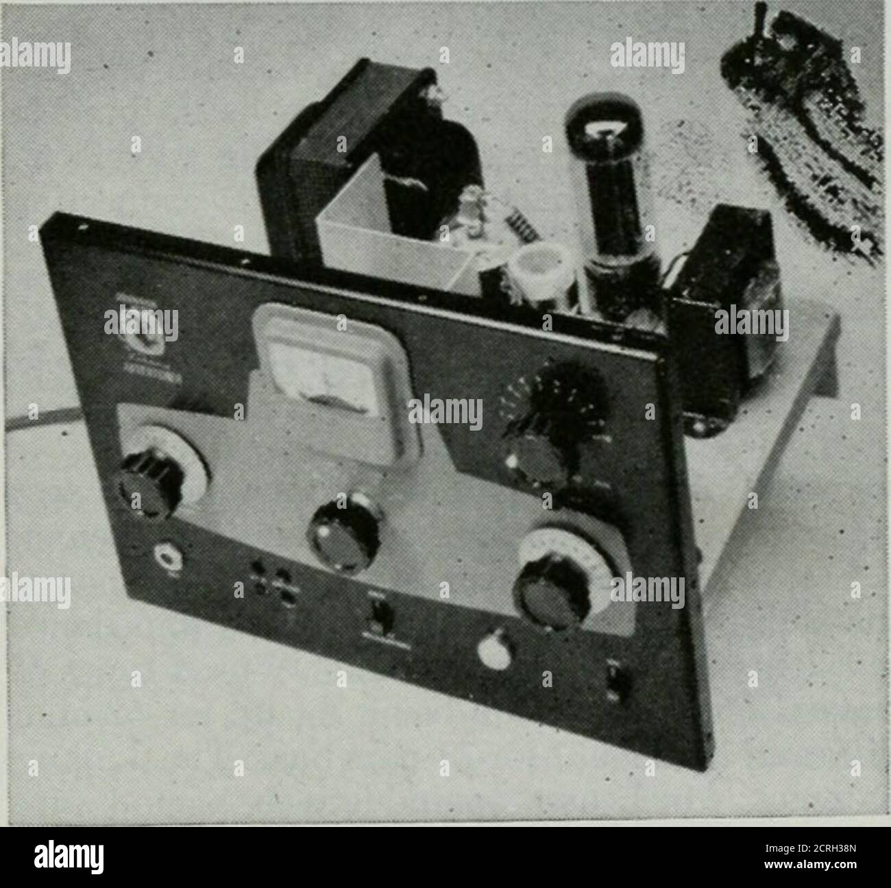 . QST . le blindage et les câbles de 115 volts et de commande (les seuls qui ont des connexions externes) ont été réinstallés avec des filtres harmoniques pour les fréquences TV. L'émetteur est disponible uniquement sous forme de kit, et les seuls accessoires nécessaires sont une clé et des crjstals. Il y a deux tubes r.f., un oscillateur 6AG7 et un doubleur d'amplificateur 807. L'oscillateur utilise le circuit de type Pierce avec la grille et l'écran d'interpolation du cristal connectés, la sortie étant prise depuis la plaque. Le réglage parallèle conventionnel avec couplage CA- pacitif à la grille 807 est utilisé dans le circuit de la plaque d'oscillateur. Le réservoir à 807 plaques est api netw Banque D'Images