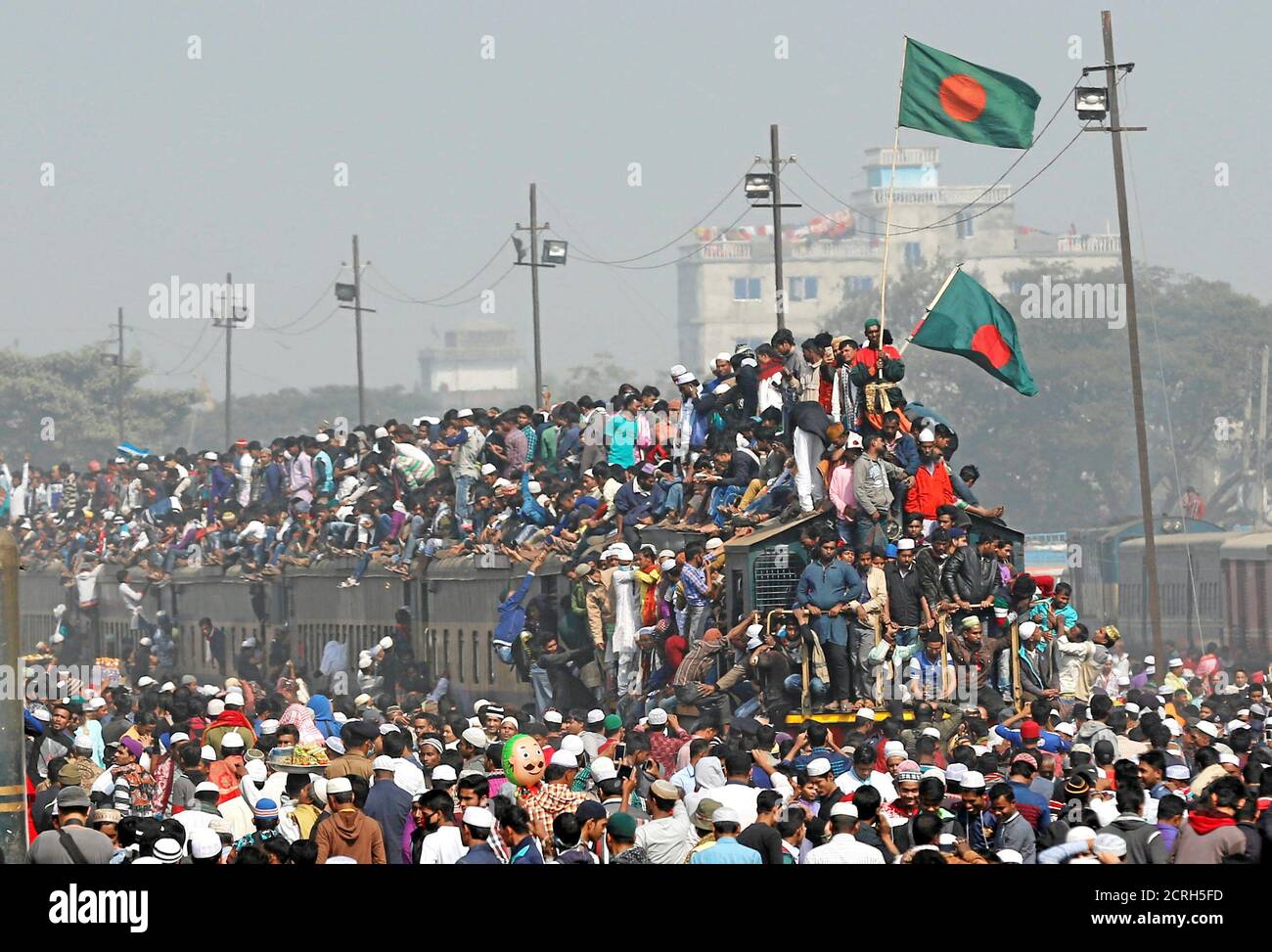 Un train surpeuplé quitte la gare de Tongi après la dernière prière de 'Bishwa Ijtema', la congrégation mondiale des musulmans, sur les rives du fleuve Turag à Tongi près de Dhaka le 15 janvier 2017. REUTERS/Mohammad Ponir Hossain Banque D'Images