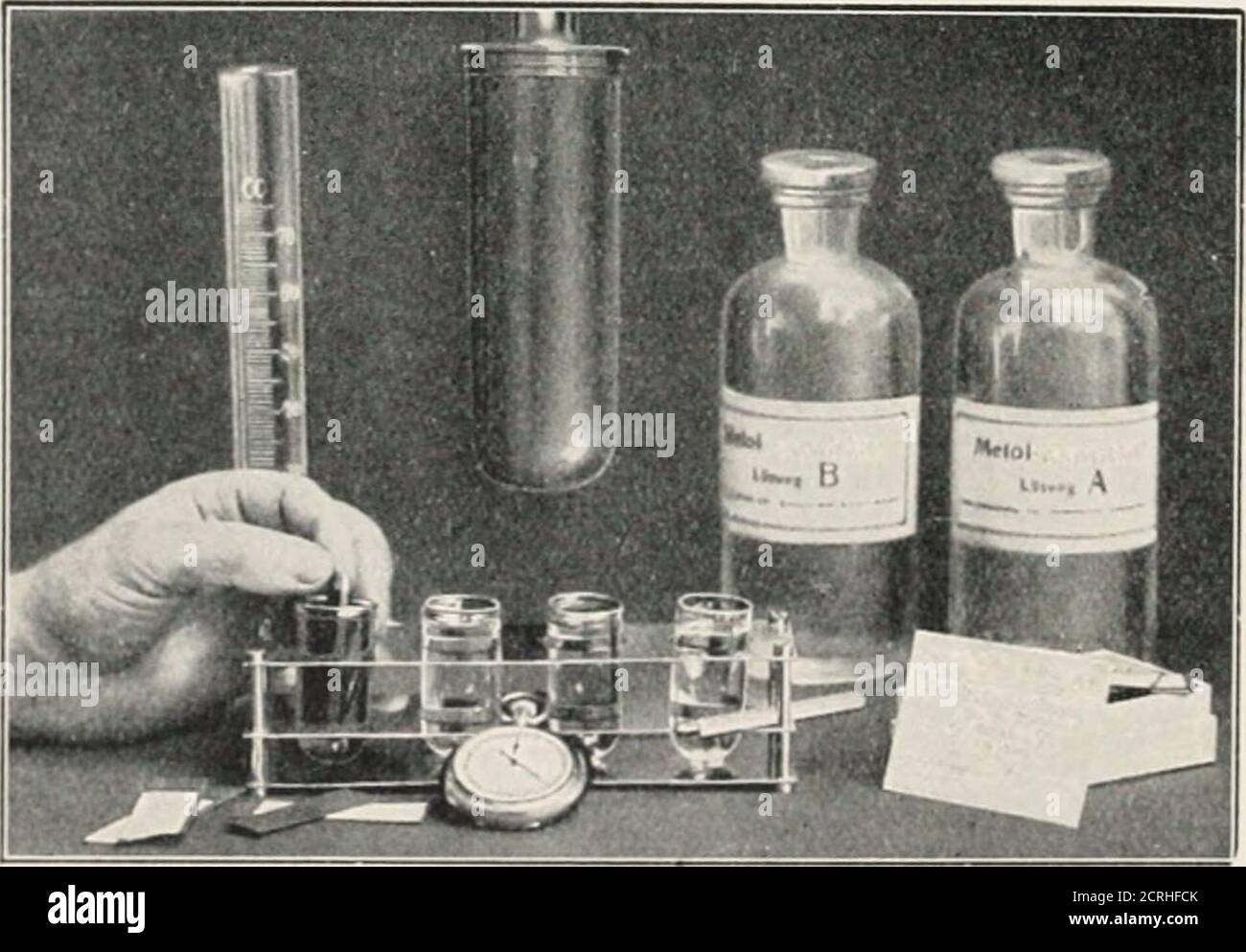 . Radiographie, traitements par rayons X et radiothérapie . rempli d'eau, le troisième avec solution de fixation, et le quatrième encore avec de l'eau. Les bandes sont sorties de l'enveloppe soit dans la pièce sombre soit dans la boîte sombre mentionedessus, et sont immersedans le révélateur pour le temps d'acertain, comme statedles instructions avec les bandes. Le stripmust doit être gardée en motiontant que dans le révélateur.le même révélateur peut être utilisé pour plusieurs bandelettes, mais il se détériore gradalement en contact avec l'air.comme dans la photographie, il faut prendre grand soin que le révélateur n'est pas contaminé par l'hypo, et il doit être à Th Banque D'Images