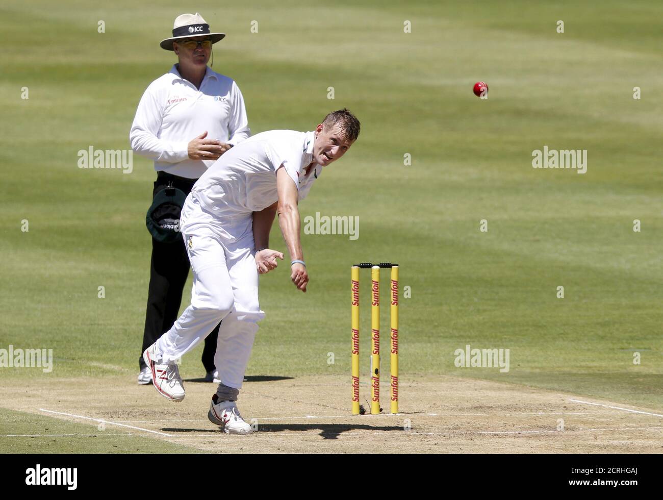Chris Morris, d'Afrique du Sud, se batte lors du deuxième match de cricket contre l'Angleterre, au Cap, en Afrique du Sud, le 2 janvier 2016. REUTERS/Mike Hutchings Banque D'Images