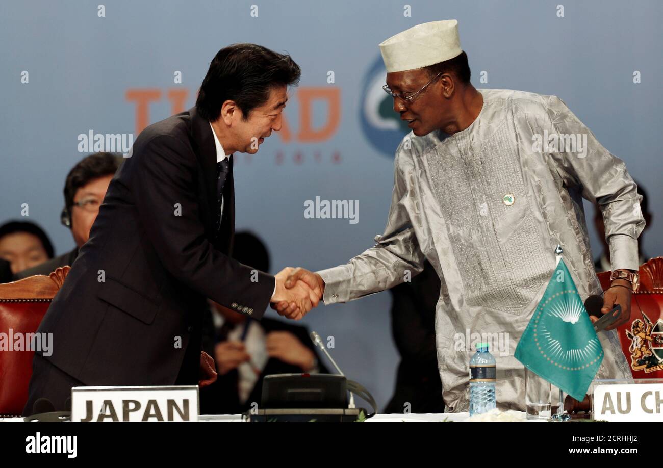 Le Premier ministre japonais Shinzo Abe (L) salue le Président de l'Union africaine (UA) et le Président du Tchad, Idriss Deby, qui assistent à la Sixième Conférence internationale de Tokyo sur le développement de l'Afrique (TICAD VI), dans la capitale du Kenya Nairobi, le 27 août 2016. REUTERS/Thomas Mukoya IMAGES TPX DU JOUR Banque D'Images