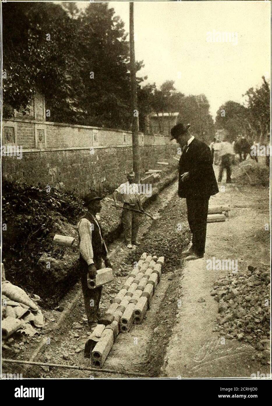 . Le journal de chemin de fer de rue . grue de ravage et le nécessaire complément d'outils. Les chantiers à l'extérieur des bâtiments RUE DU RHÔNE, CONSTRUCTION AÉRIENNE constituent un dépôt de matériaux lourds, tels que poteaux, rails, matériaux routiers, etc. Il est probablement bien connu que la jauge de la voie de chemin de fer de rue privilégiée en Suisse est seulement 1 M. (3 pi 3 INS.), appelé theVoie Etroite. À Genève, lorsque la nouvelle société cameinto power, il y avait environ 45 miles de cette jauge en fonctionnement et environ 18 miles de jauge moyenne. Tous les nouveaux travaux est de i-M. gage, qui, bien sûr, becomesconséquemment le standard de la W Banque D'Images