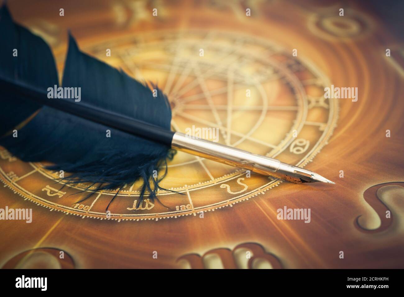 carte d'astrologie avec tous les signes du zodiaque et le quill bleu Banque D'Images