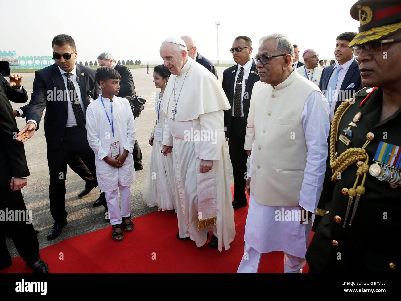 Le pape François marche avec le président du Bangladesh, Abdul Hamid, après son arrivée à l'aéroport de Dhaka, au Bangladesh, le 30 novembre 2017. REUTERS/Max Rossi Banque D'Images