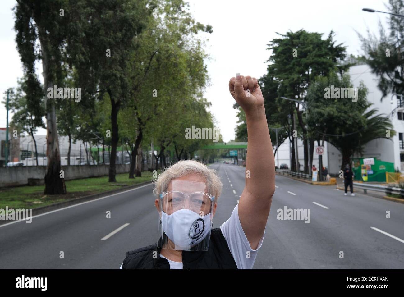 (200920) -- MEXICO, 20 septembre 2020 (Xinhua) -- UNE femme participe à une activité commémorative pour pleurer les victimes lors du tremblement de terre de 2017 à Mexico, au Mexique, le 19 septembre 2020. Le 19 septembre 2017, un séisme de magnitude 7.1 a frappé le centre et le sud du Mexique, tuant 369 personnes et détruisant des centaines de bâtiments. (Photo par Israel Rosas/Xinhua) Banque D'Images