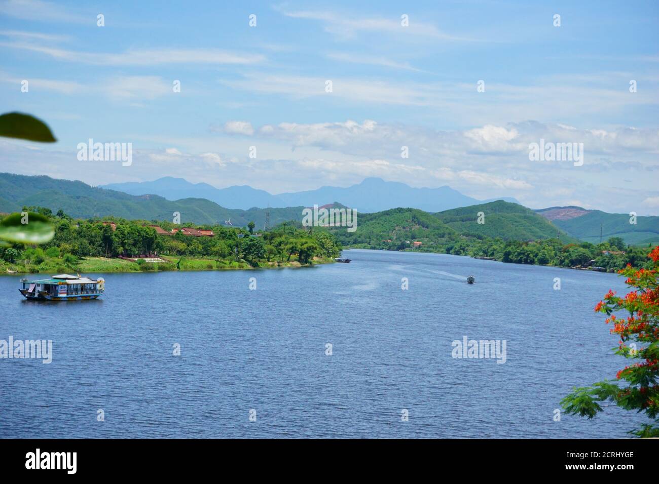Huong River ,Hue ,Viet Nam ,montagne et rivière , paysage Banque D'Images