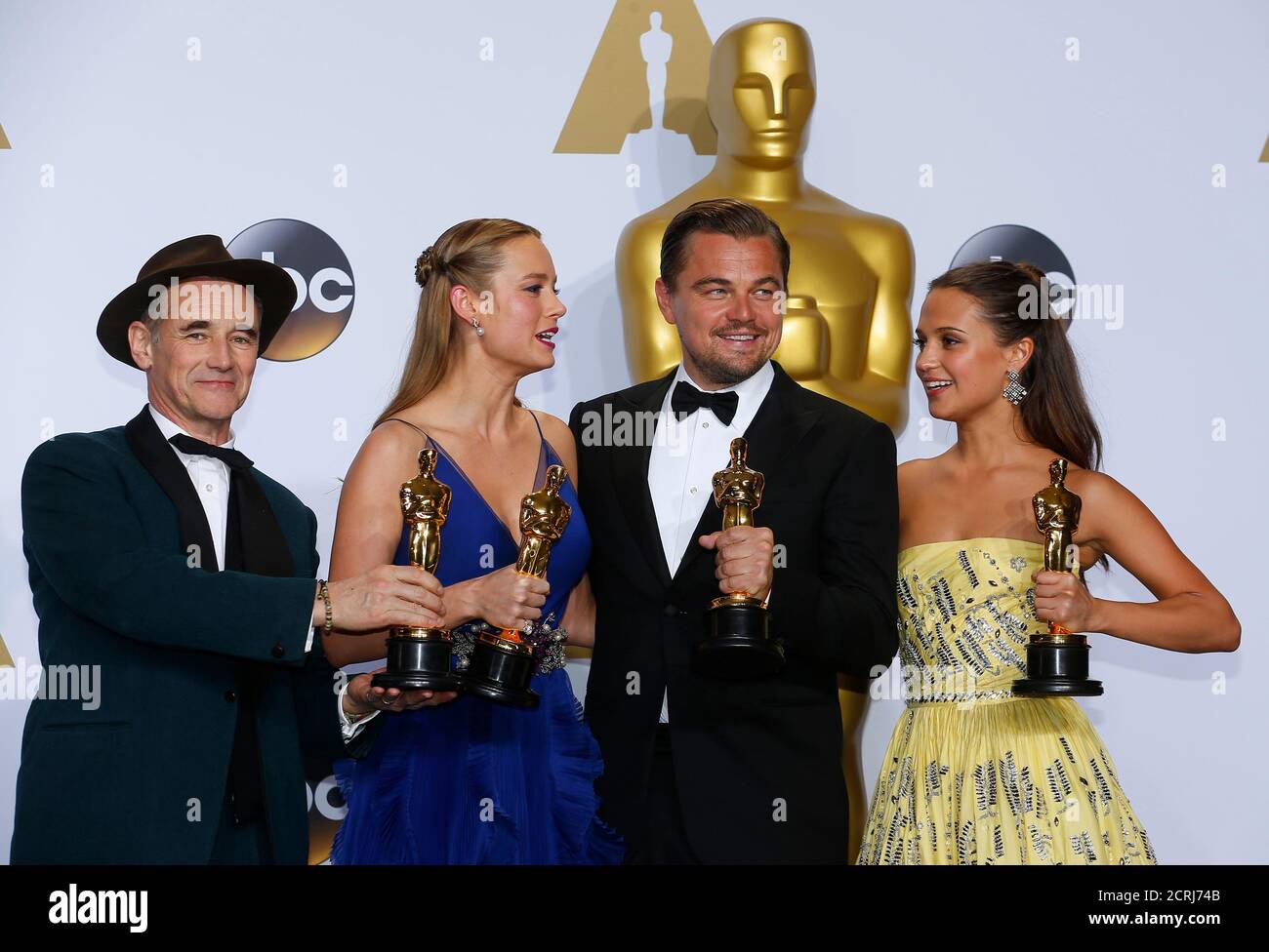 Le meilleur acteur de soutien Mark Rylance (L), la meilleure actrice Brie Larson, le meilleur acteur Leonardo DiCaprio et la meilleure actrice de soutien Alicia Vikander (R) posent avec leurs Oscars dans les coulisses du 88e Academy Awards à Hollywood, Californie le 28 février 2016. REUTERS/Mike Blake Banque D'Images