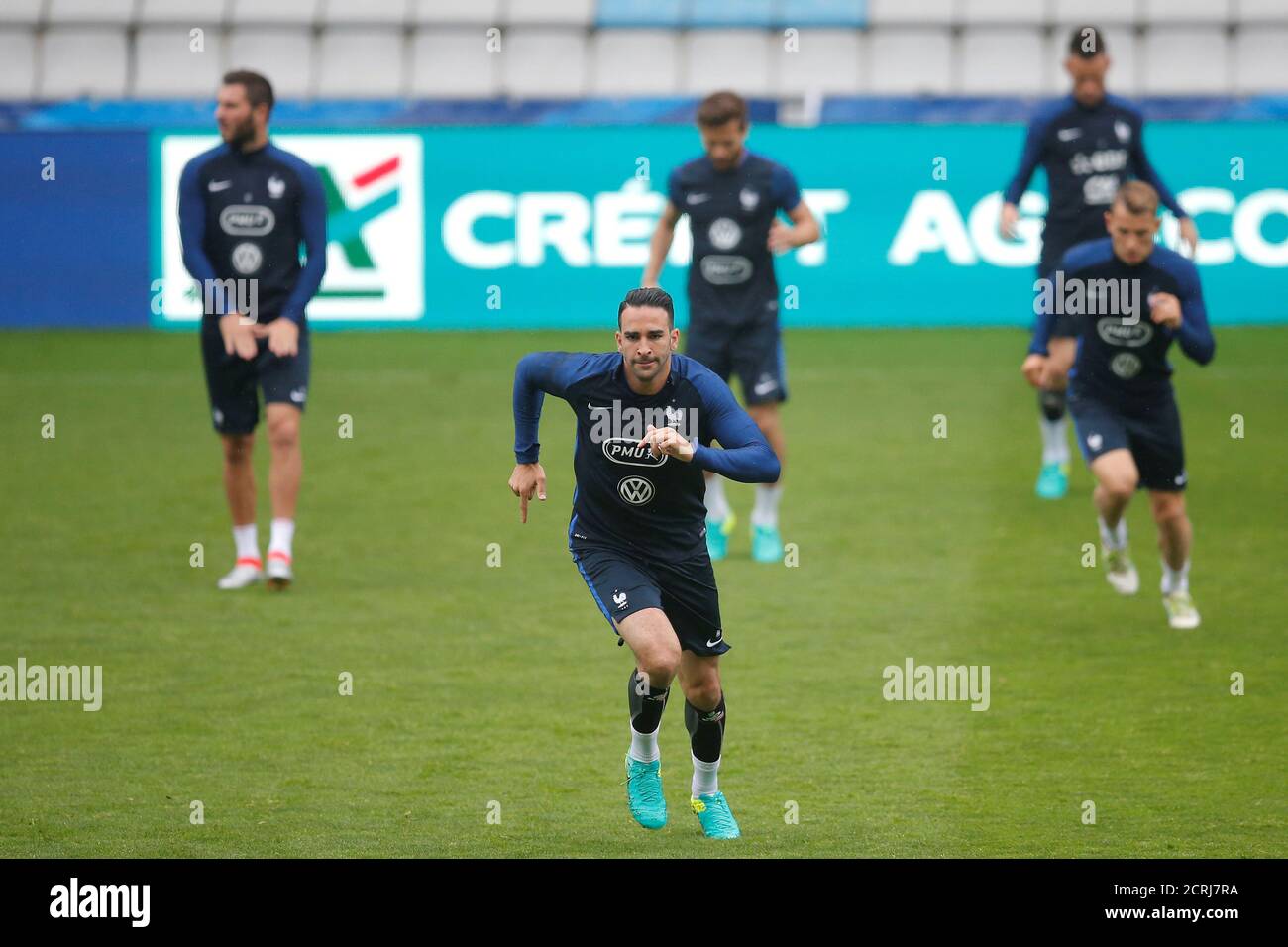 Adil Rami, joueur de l'équipe nationale de football de France, participe à une séance d'entraînement au stade Beaujoire de Nantes, le 29 mai 2016. REUTERS/Stephane Mahé Banque D'Images