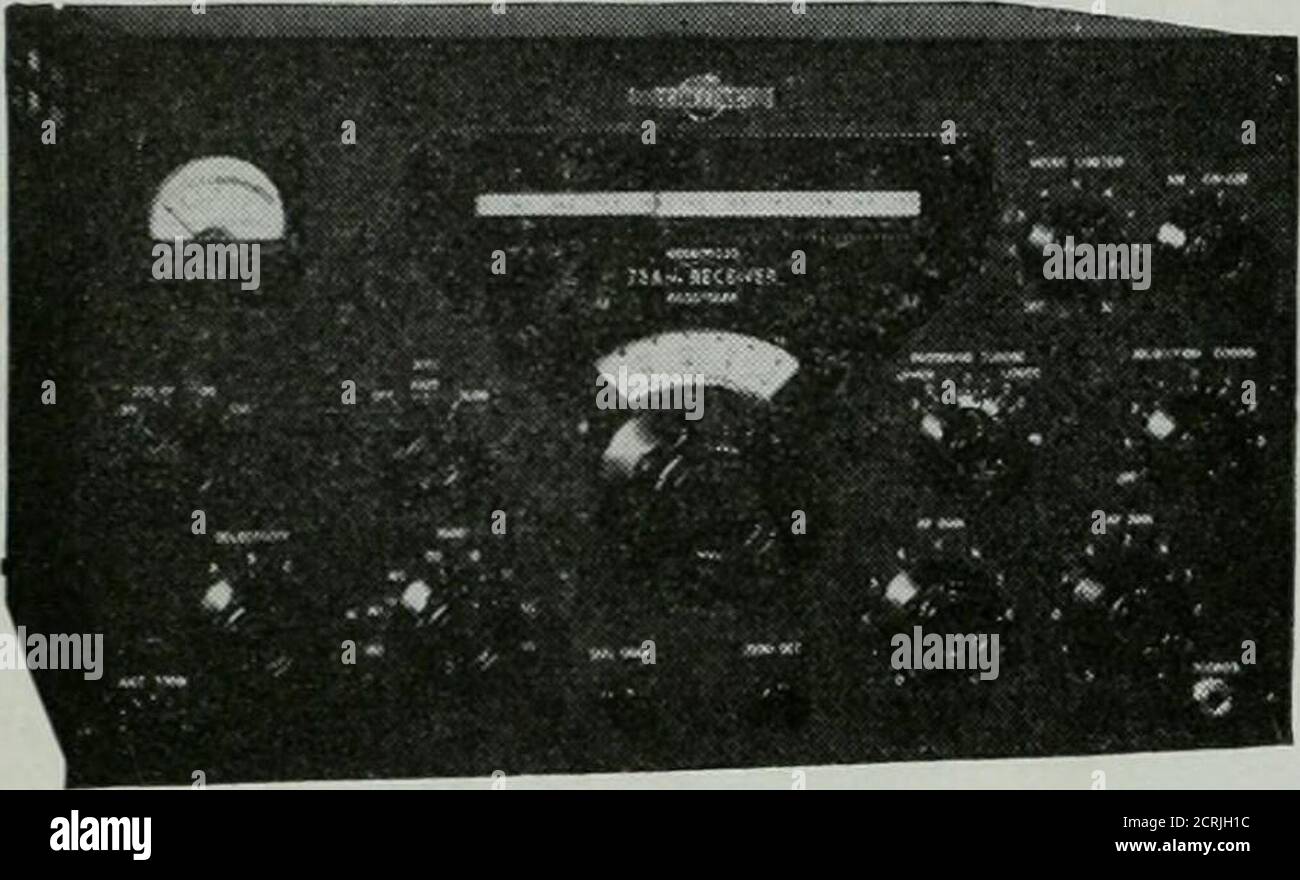 . QST . facilité d'utilisation exclusive ^ith 75A-4 les caractéristiques de conception avancées du récepteur Collins new75A-4 offrent la plus grande facilité d'utilisation inSSB, AM ou CW jamais offerte aux amateurs. Circuits éprouvés des récepteurs earlier75A tels que l'oscillateur de la première injection contrôlé par quartz, le VFOscellé hermétiquement et le filtre mécanique SI la sélectivité est entraînée. Banque D'Images