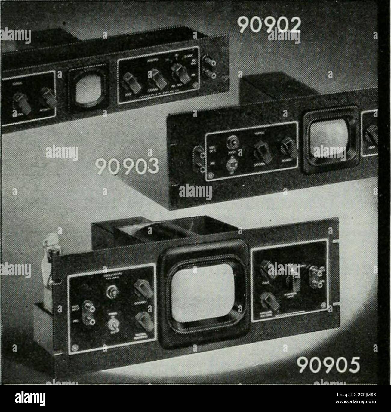. TVQ . 90900 série oscilloscopes à rayons cathodiques les oscilloscopes à panneaux de rack n° 90902, n° 90903 et n° 90905, pour Iwo, trois et cinq inchlubes, respectivement, sont des appareils batic peu coûteux comprenant une alimentation, des commandes brillantes et centrales, des caractéristiques de sécurité, un blindage magnétique, des commutateurs, etc. Comme moniteur émetteur, aucun équipement ou accessoire supplémentaire n'est requis. Les modèles de surveillance trapézoïdale connus de Thewell sont rééchantillonés en alimentant la tension de porteuse modulée d'une boucle de détection directement vers les plaques verticales du tube à rayons cathodiques et la tension de modulation audio vers les plaques horizontales. Par le Banque D'Images