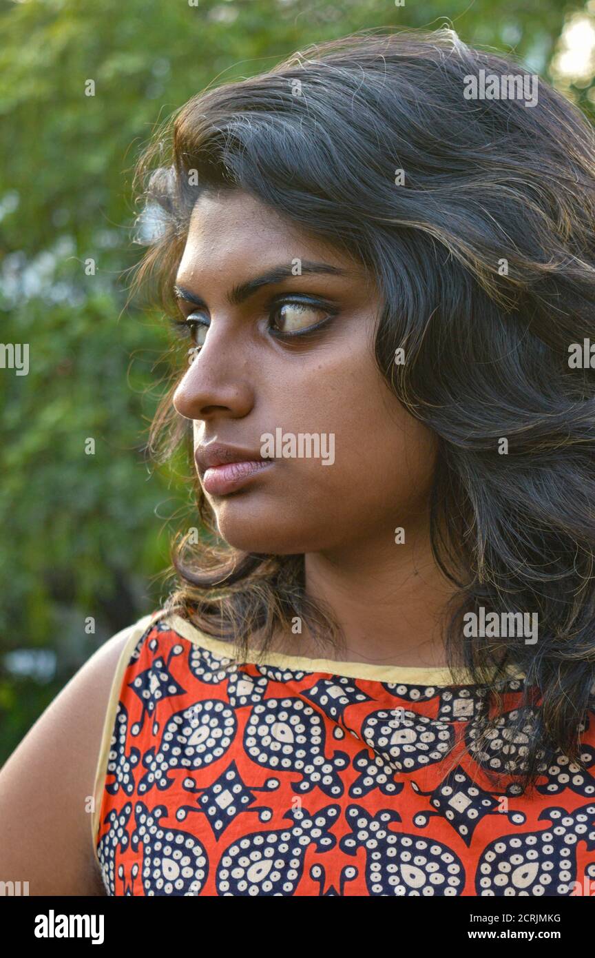 Une fille indienne pose pour la photographie de portefeuille à l'extérieur du studio. Banque D'Images