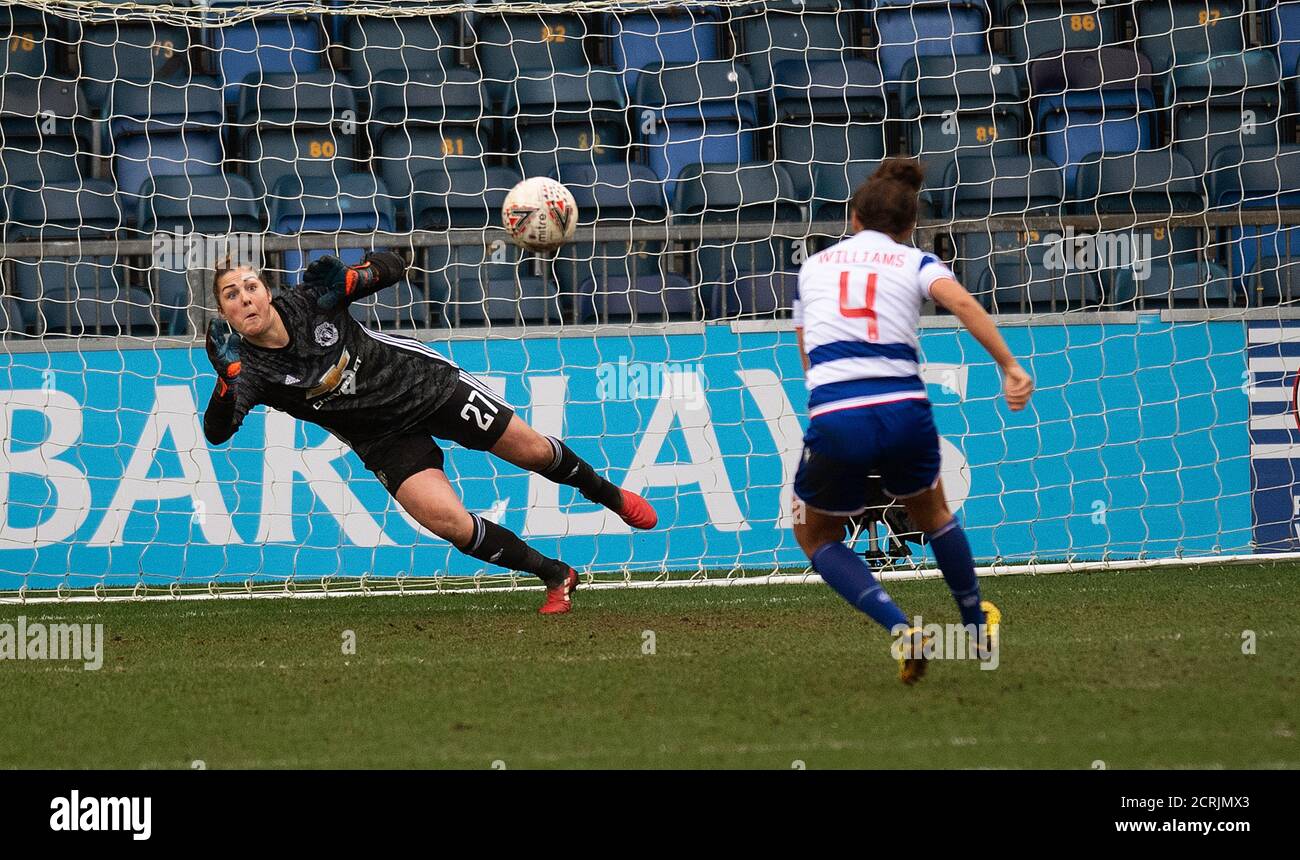 Mary Earps, gardien de but de Manchester United, sauve une deuxième demi-pénalité de Fara Williams. CRÉDIT PHOTO : © MARK PAIN / PHOTO DE STOCK D'ALAMY Banque D'Images