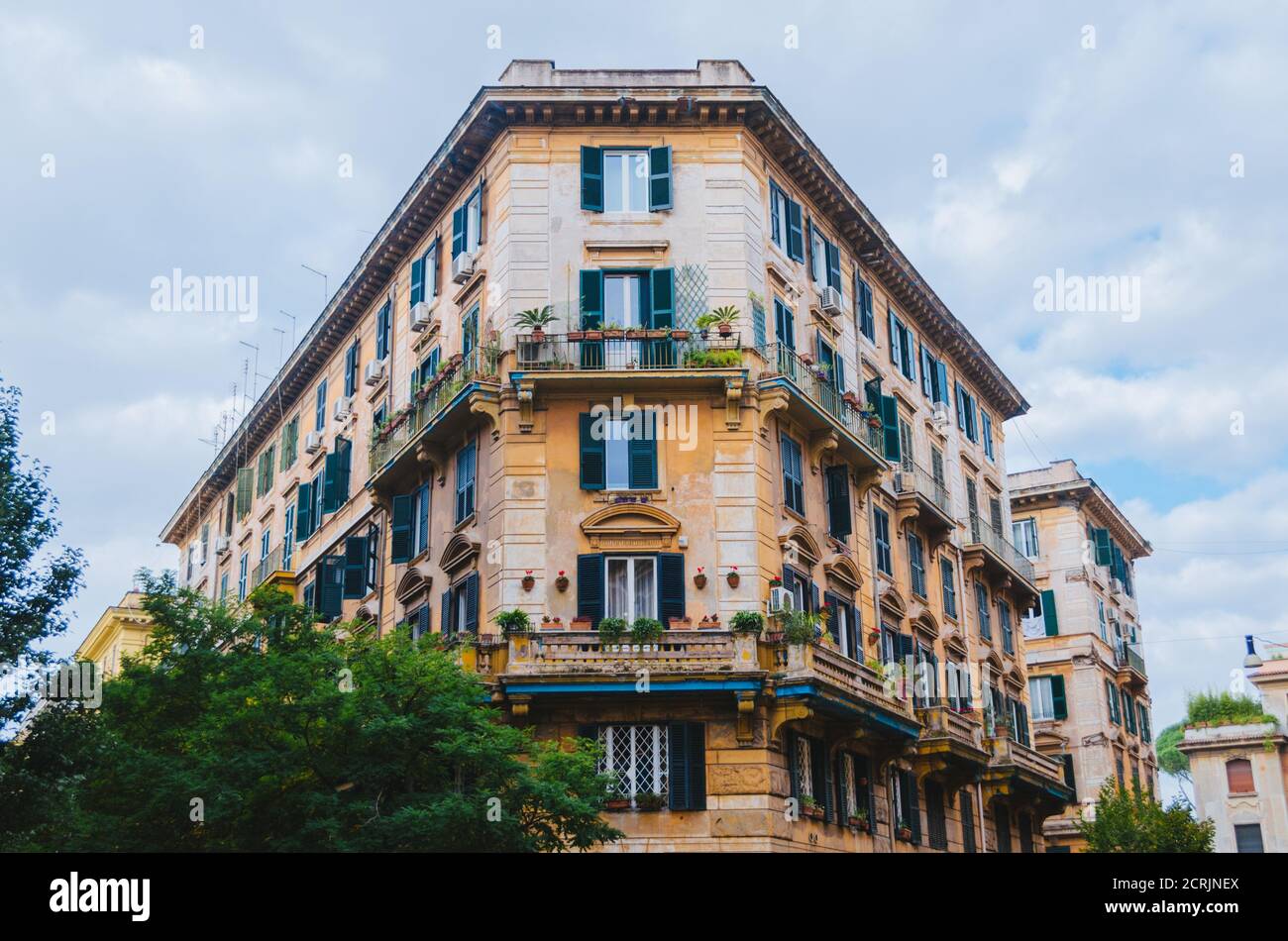 Rome, Italie - UN bel appartement à l'architecture dans le centre de Rome pendant une après-midi nuageux avec les fenêtres vertes classiques et les plantes extérieures. Banque D'Images
