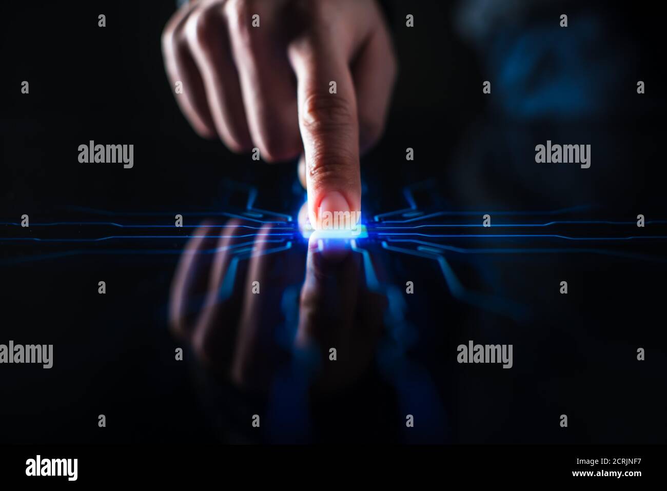 Concept de numérisation : le doigt humain appuie sur le bouton de l'écran tactile et active l'intelligence artificielle futuriste. Visualisation de l'apprentissage machine Banque D'Images