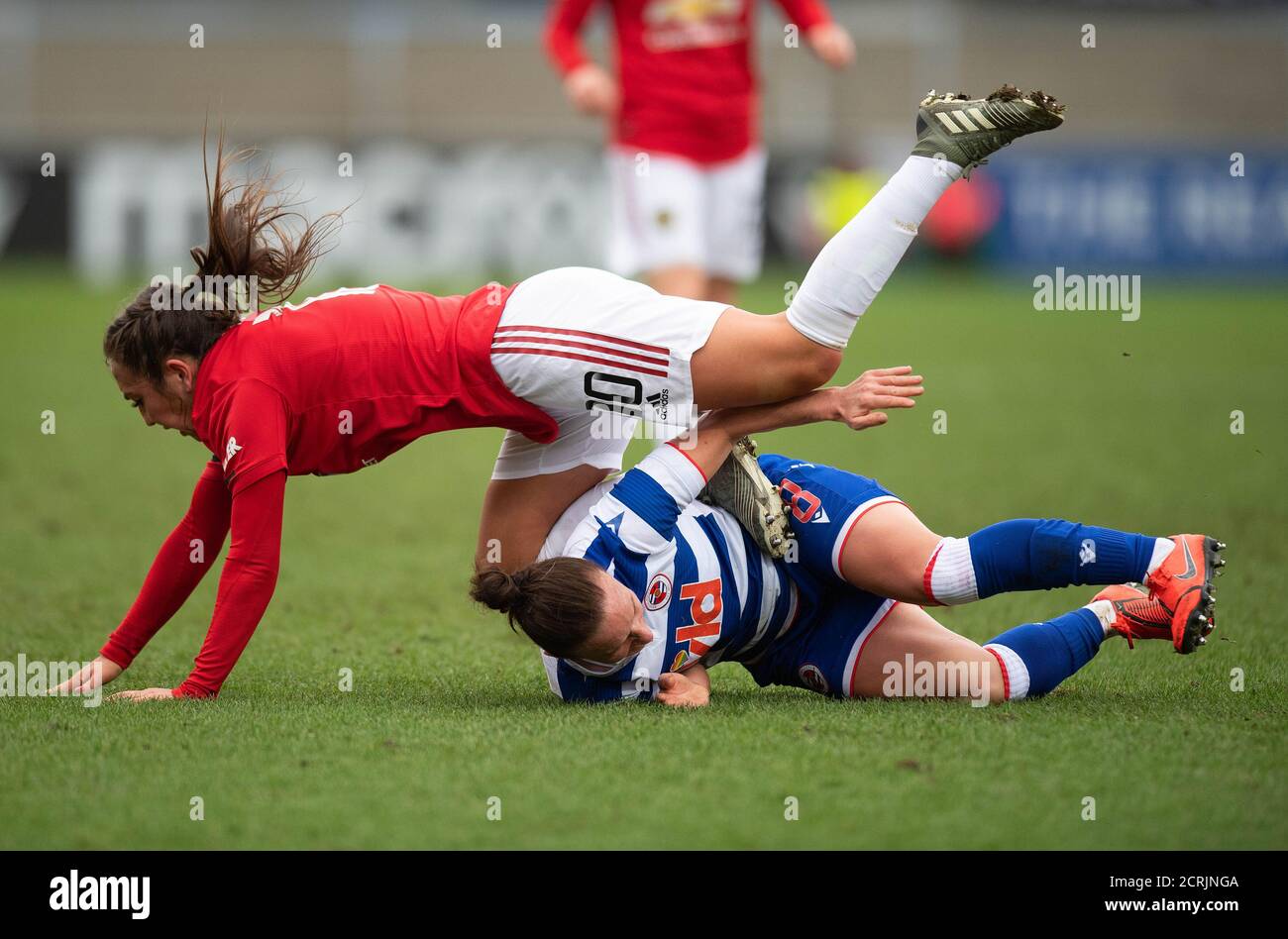 Reading's Remi Allen s'attaque à la photo Katie Zelem de Manchester United : © MARK PAIN / PHOTO DE STOCK D'ALAMY Banque D'Images