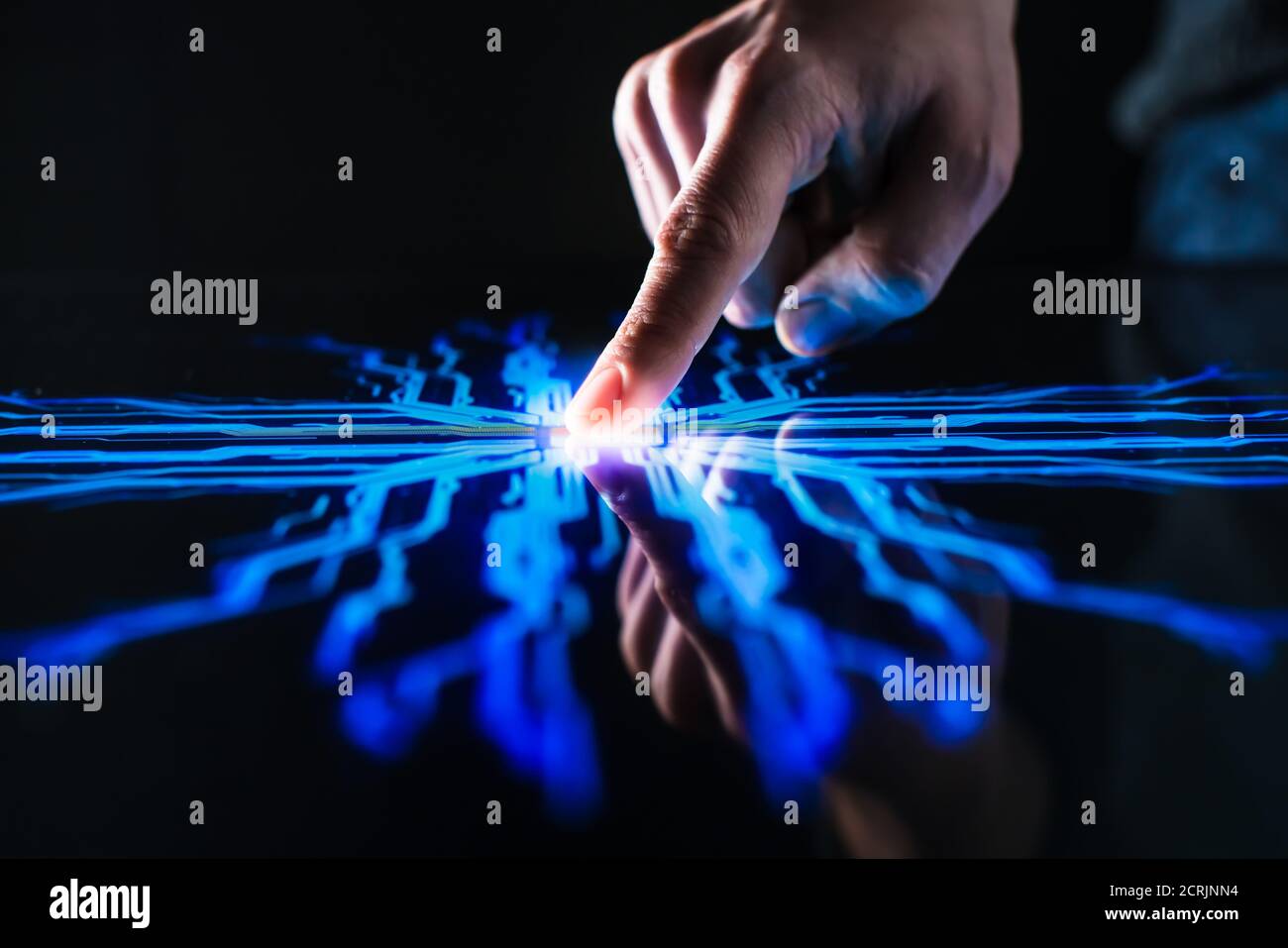 Concept de numérisation : le doigt humain appuie sur le bouton de l'écran tactile et active l'intelligence artificielle futuriste. Visualisation de l'apprentissage machine Banque D'Images