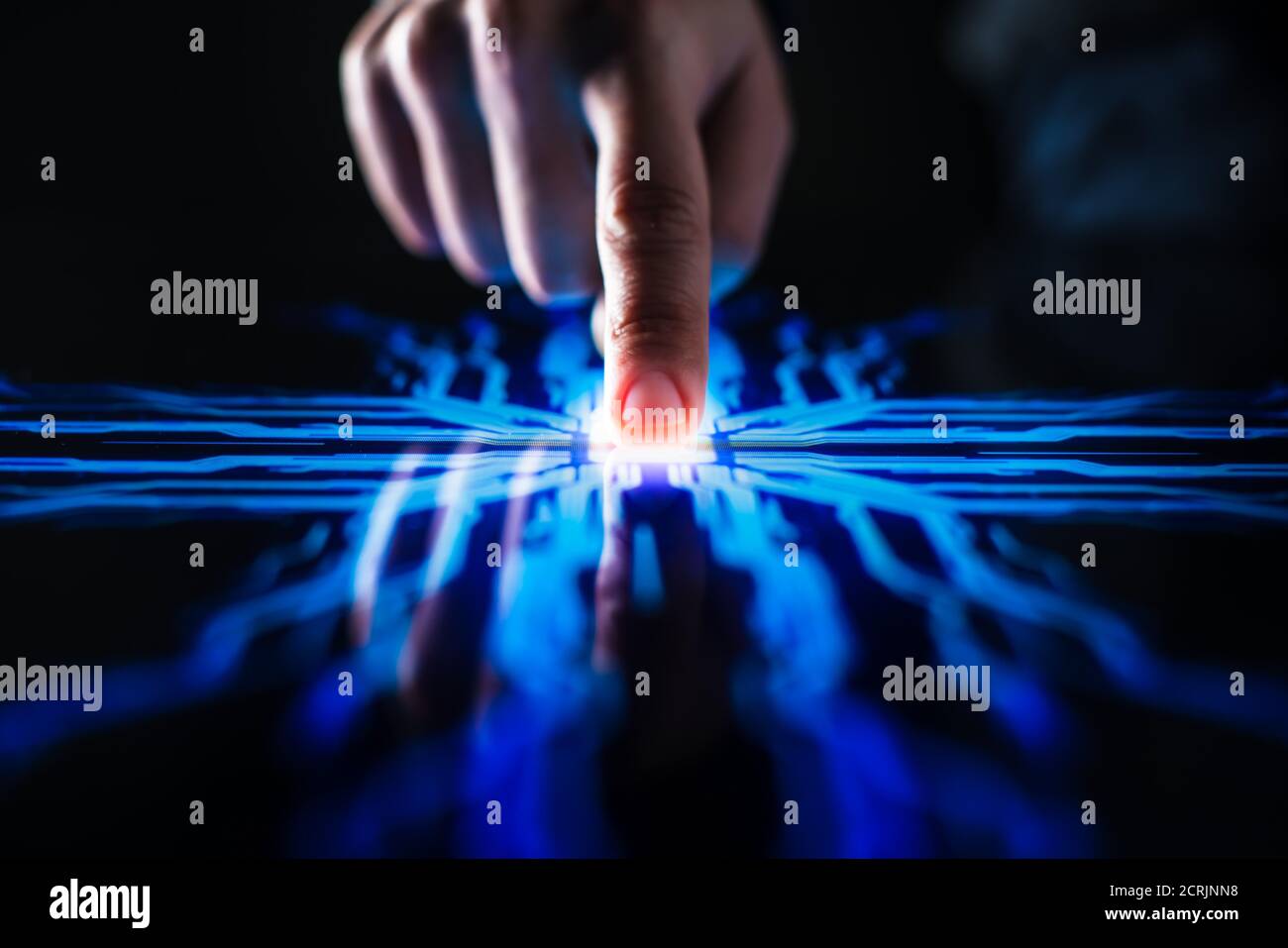 Concept de numérisation : le doigt humain appuie sur le bouton de l'écran tactile et active l'intelligence artificielle futuriste. Visualisation de l'apprentissage machine Banque D'Images