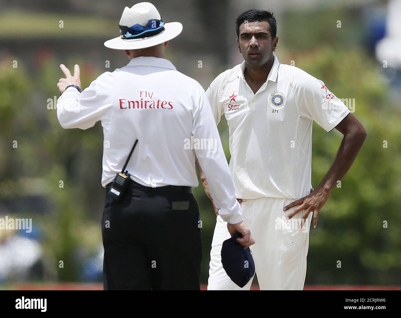 Le Ravicand Ashwin (R) de l'Inde réagit à côté de l'arbitre Bruce Oxenford lors de la troisième journée de leur premier match de cricket d'essai contre le Sri Lanka à Galle, le 14 août 2015. REUTERS/Dinuka Liyanawatte Banque D'Images
