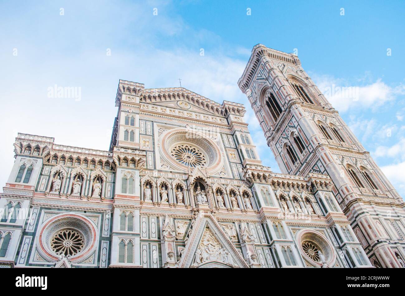 Rome, Italie - UNE vue panoramique de la célèbre cathédrale de Florence et de ses petits détails en bleu clair et or sous un après-midi nuageux. Banque D'Images