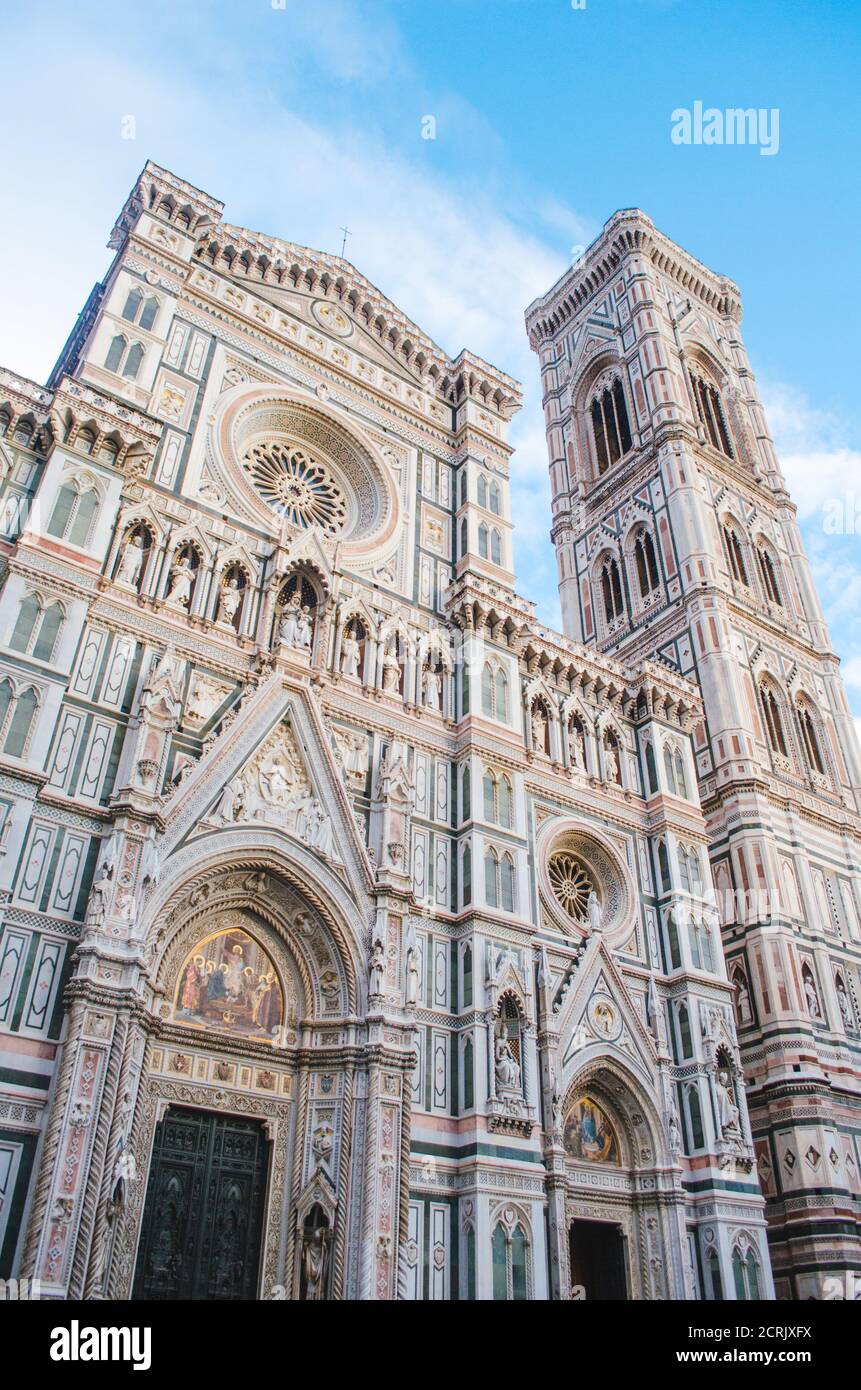 Rome, Italie - UNE vue panoramique verticale de la célèbre cathédrale de Florence et de ses petits détails en bleu clair et or sous un après-midi nuageux. Banque D'Images