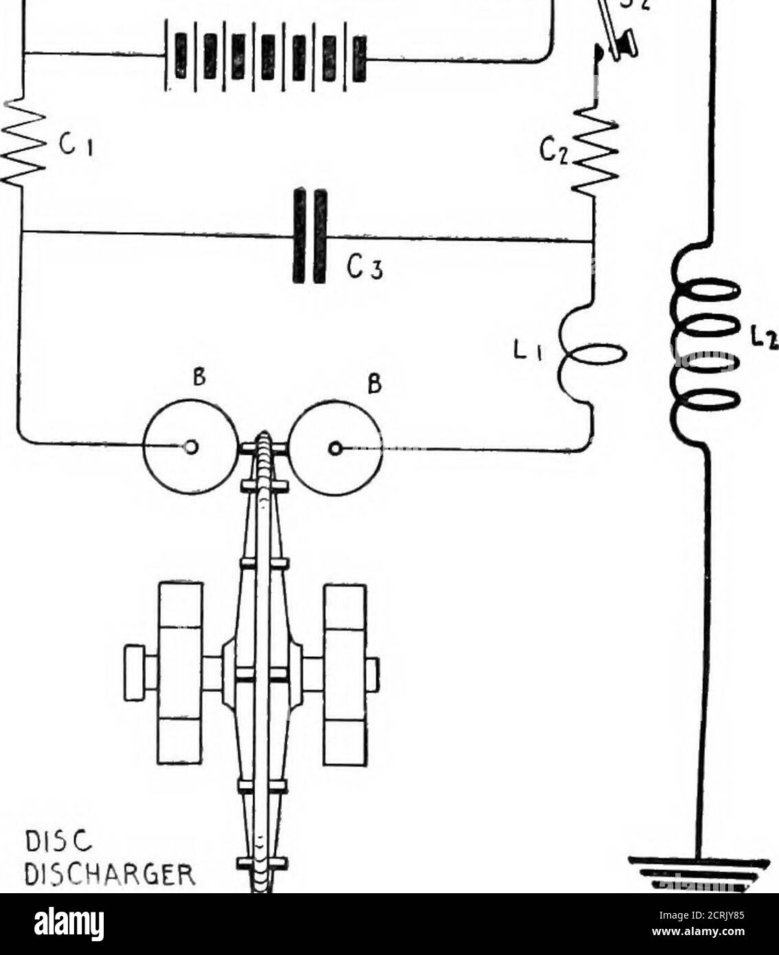 . La télégraphie sans fil pratique; un livre de texte complet pour les étudiants en communication radio . Hat l'installation et l'exploitation réussie des centrales de glace Bay et Clifdenhigh ont ouvert une nouvelle ère dans la communication longue distance. Vu le travail de pionnier effectué à ces deux points, il peut être intéressant de détracer fondamentalement les émetteurs utilisés. Contrairement aux installations précédentes, les condensateurs étaient chargés par un courant direct de 14,000 volts, dont la source était une batterie de 6,000 cellules de stockage connectées en série. Les batteries sont à leur tour chargées par trois Banque D'Images