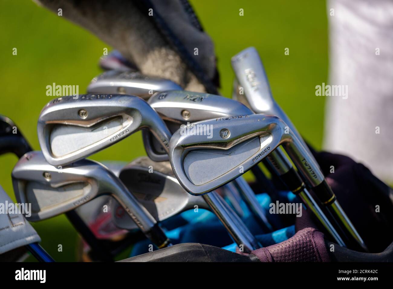 clubs de golf fers à repasser dans le sac sur le terrain de golf Banque D'Images