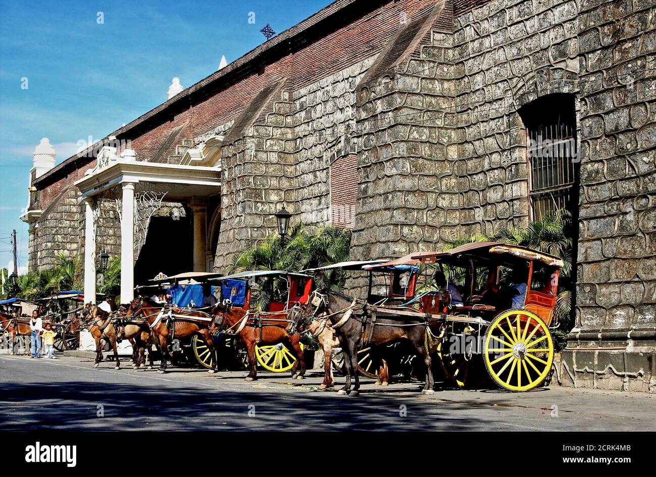 Rigs à cheval par l'église, Vigan, Ilocos sur, Philippines Banque D'Images